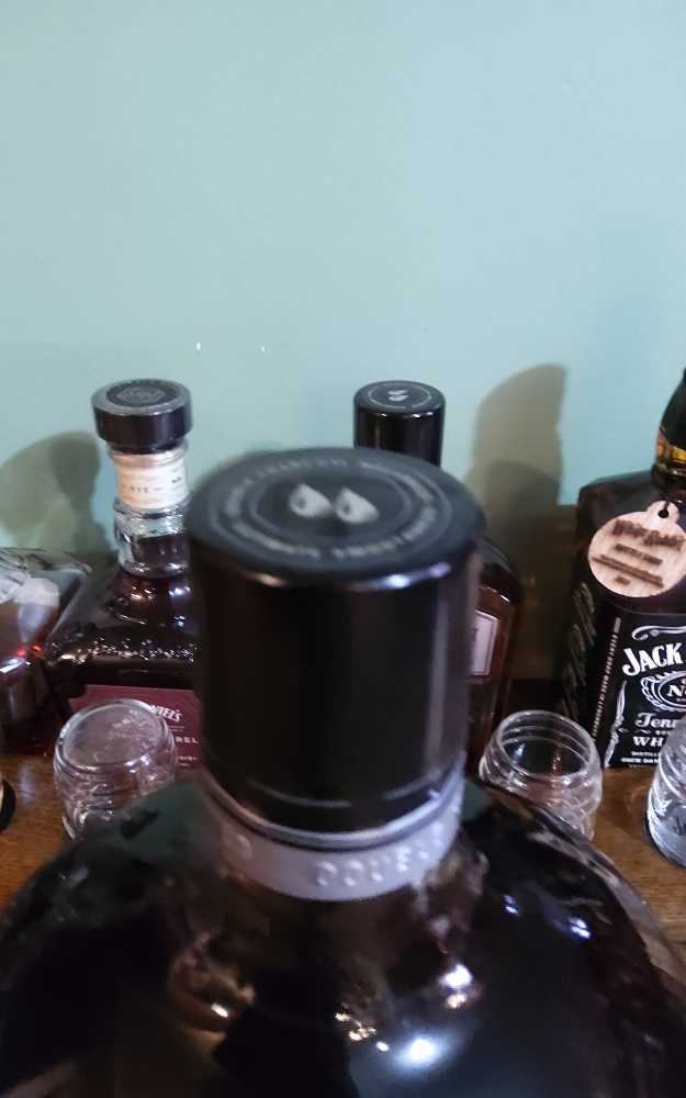 Gentleman Jack - Gen 4 - Jack Daniel Distillery (1.75 L) alcohol collectible [Barcode 082184038741] - Main Image 4