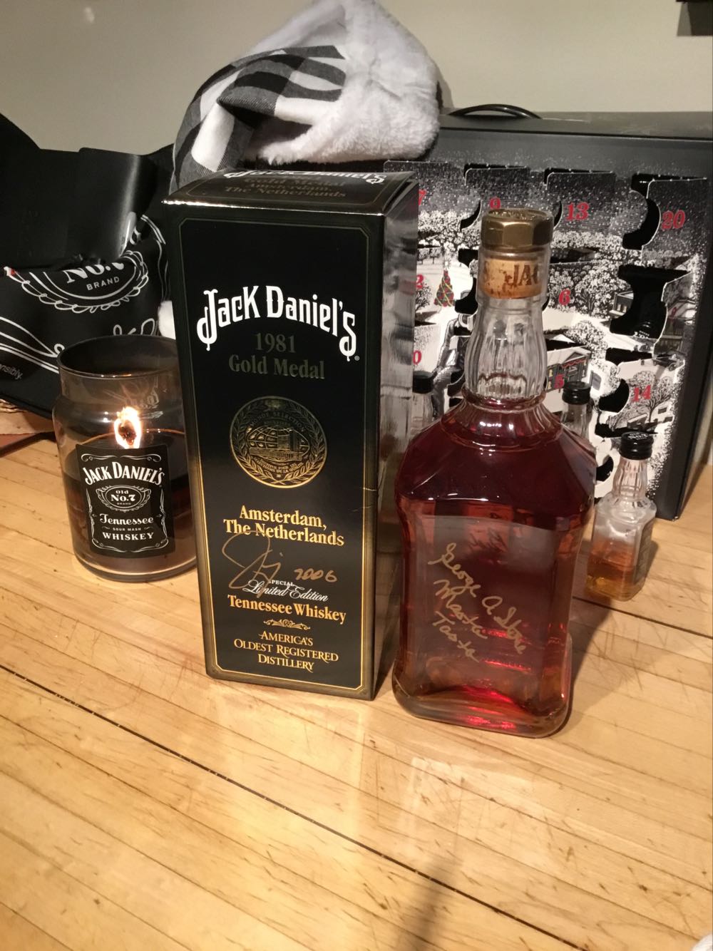 1981 Gold Medal - Jack Daniel Distillery (750 mL) alcohol collectible [Barcode 082184065297] - Main Image 4