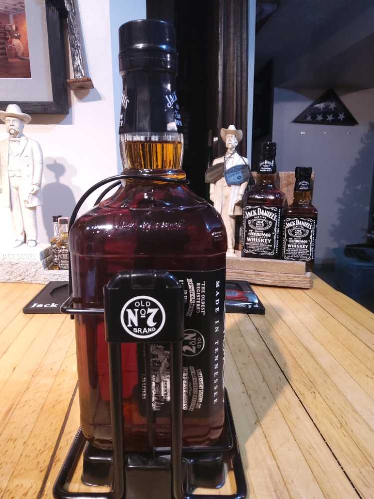 Jack Daniel’s Old No7 - Jack Daniels Distillery (1.75 L) alcohol collectible [Barcode 082184090428] - Main Image 4