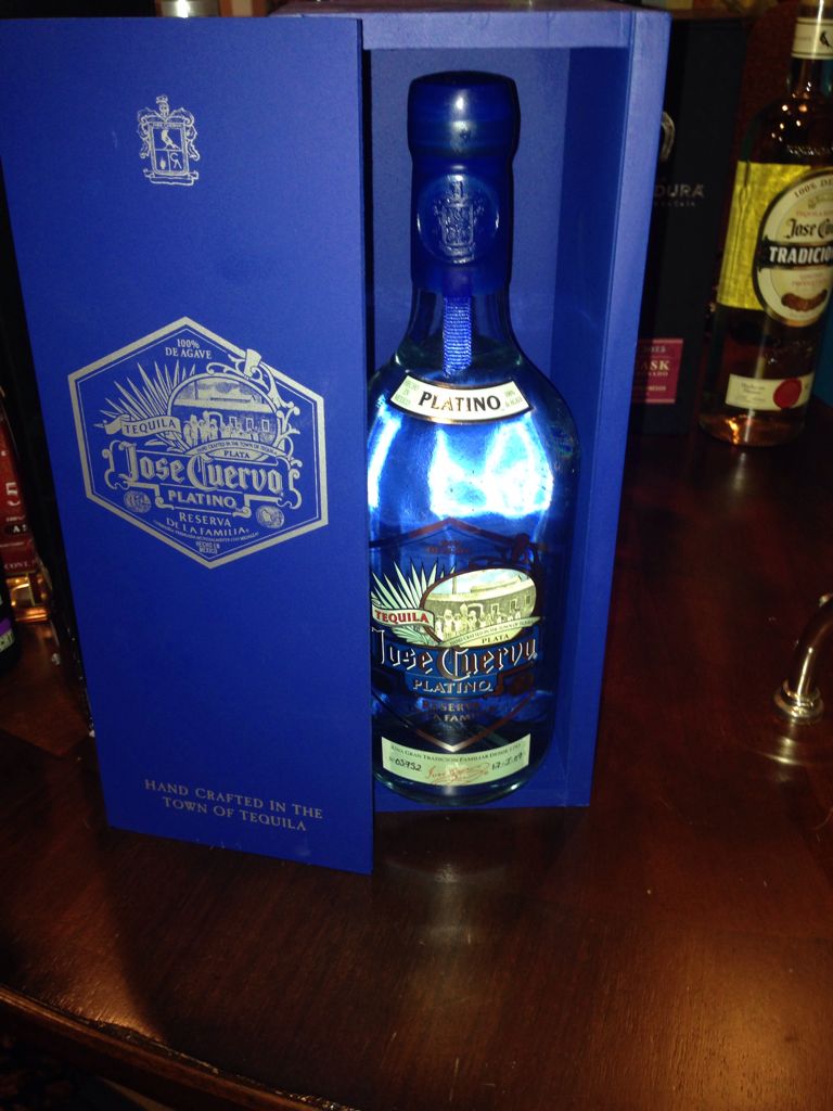 Jose Cuervo Reserva De La Familia Platino - Casa Cuervo, S.A. de C.V. (750 mL) alcohol collectible [Barcode 083960726524] - Main Image 2