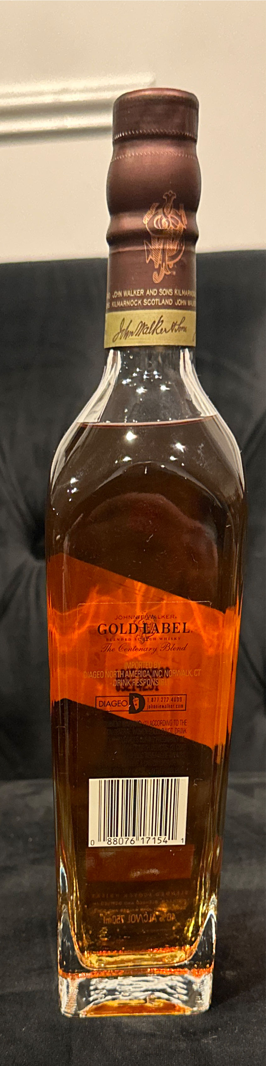 Johnnie Walker Gold Label Centenary Scotch 18 Yr - Johnnie Walker & Sons (750 mL) alcohol collectible [Barcode 088076171541] - Main Image 2