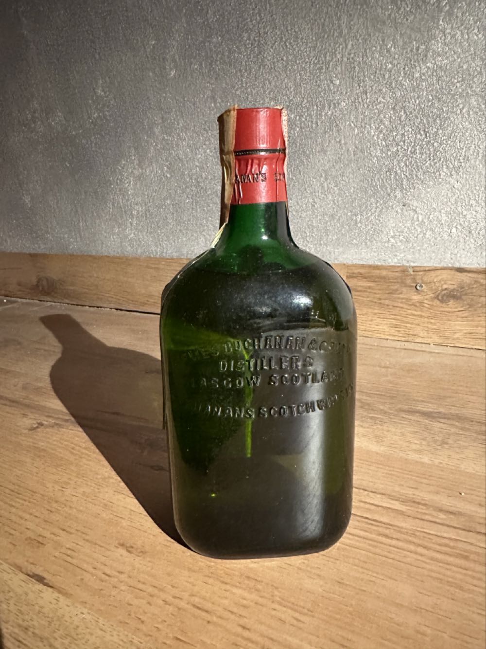 Buchanan’s Deluxe Blended Scotch Whiskey - James Buchanan & Co (750 mL) alcohol collectible [Barcode 088110955328] - Main Image 2