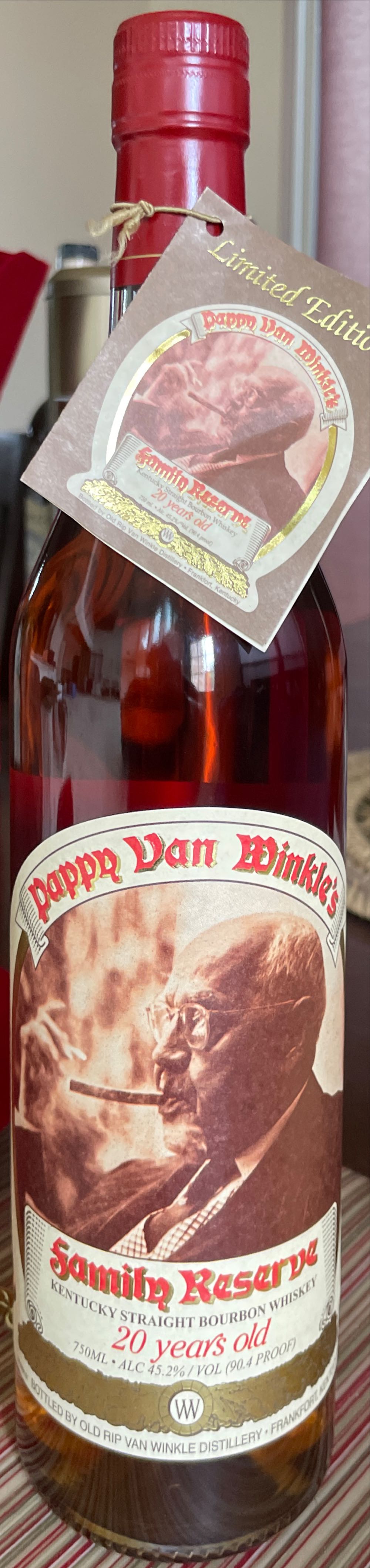 Pappy Van Winkles Family Reserve 20 Yr - Buffalo Trace Distillery (750mL) alcohol collectible [Barcode 089319123747] - Main Image 3