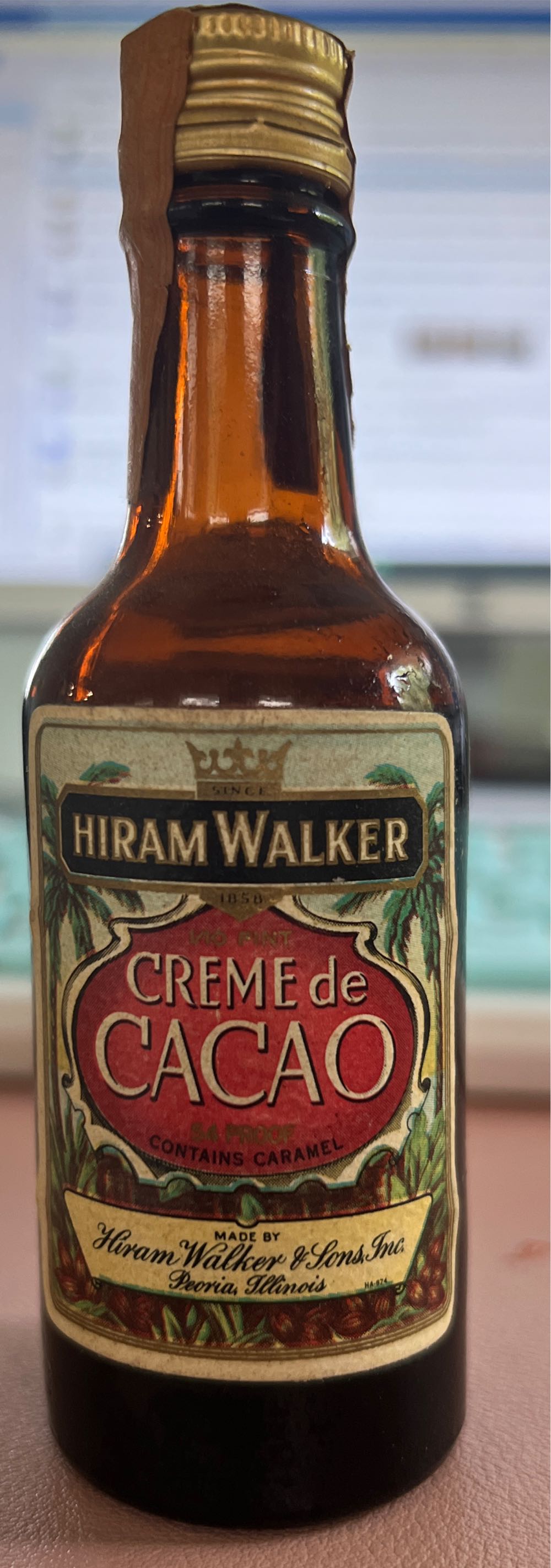 Hiram Walker Creme de Cacao - Hiram Walker (750 mL) alcohol collectible [Barcode 089540125657] - Main Image 2