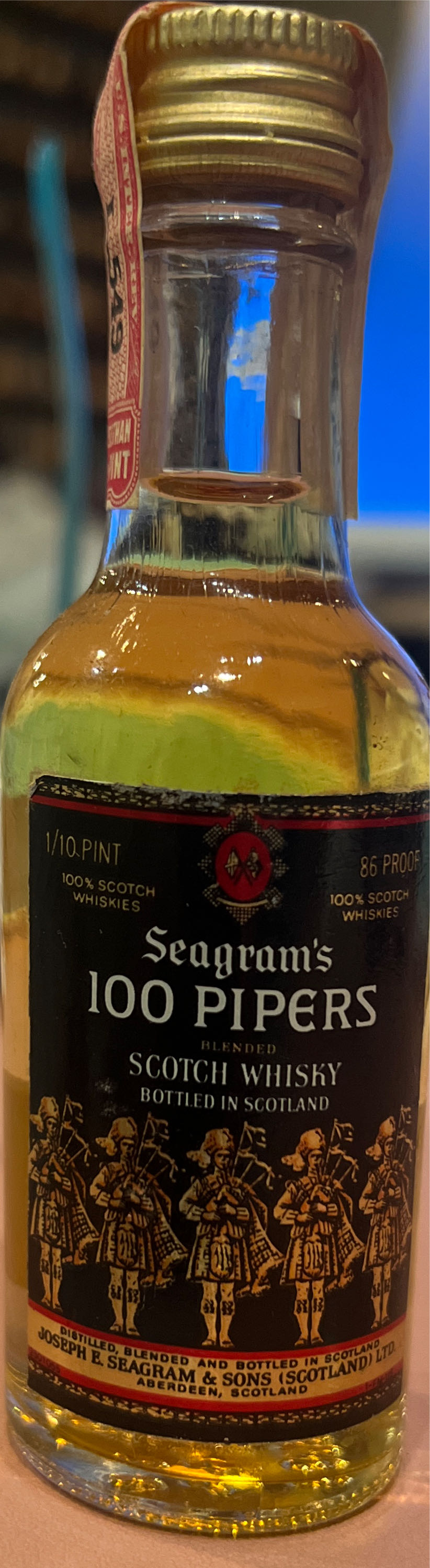 100 Pipers Scotch - Seagrams (40 mL) alcohol collectible [Barcode 096749800858] - Main Image 3