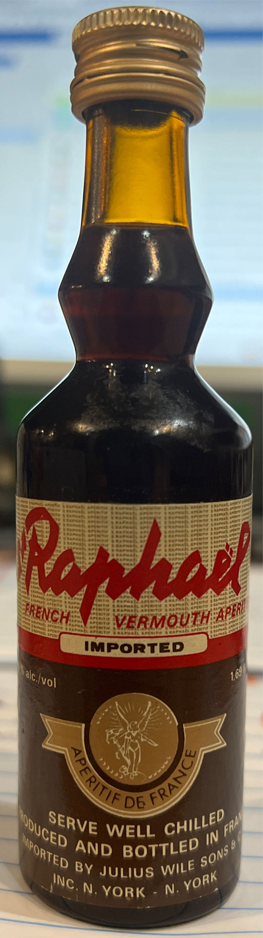 St-Raphaël - St Raphael - France (750 mL) alcohol collectible [Barcode 3394210004123] - Main Image 3