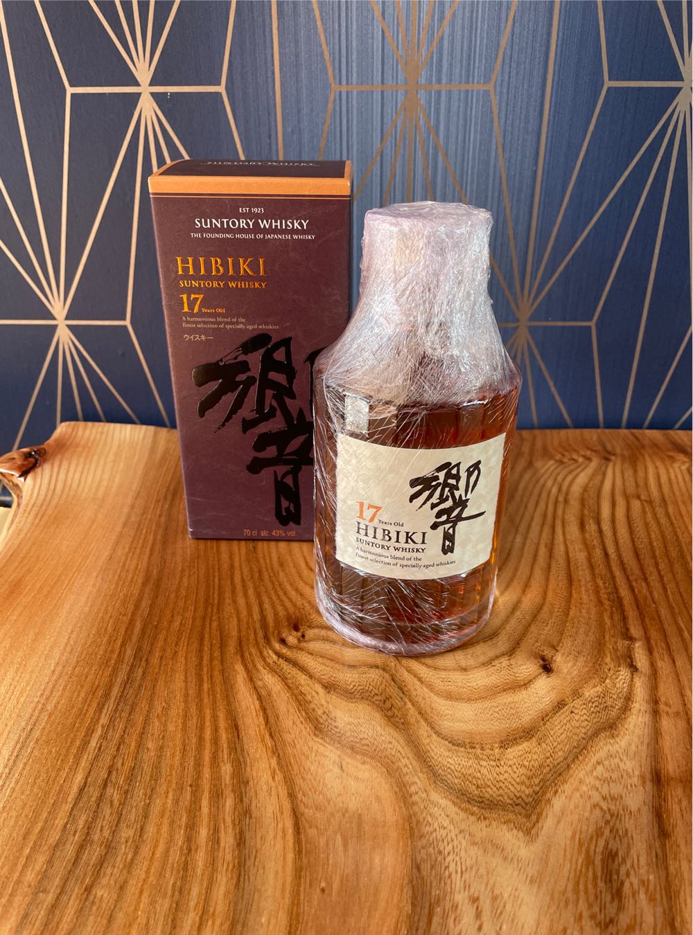 Whisky Suntory Hibiki 17 Years Blended Malt Whisky - one of the best Malt from Suntory - Suntory (70 mL) alcohol collectible [Barcode 4901777020306] - Main Image 2
