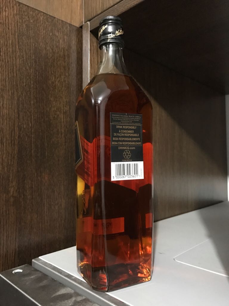Johnnie Walker Black Label 12 Years - Johnnie Walker & Sons (1000 mL) alcohol collectible [Barcode 5000267023625] - Main Image 2