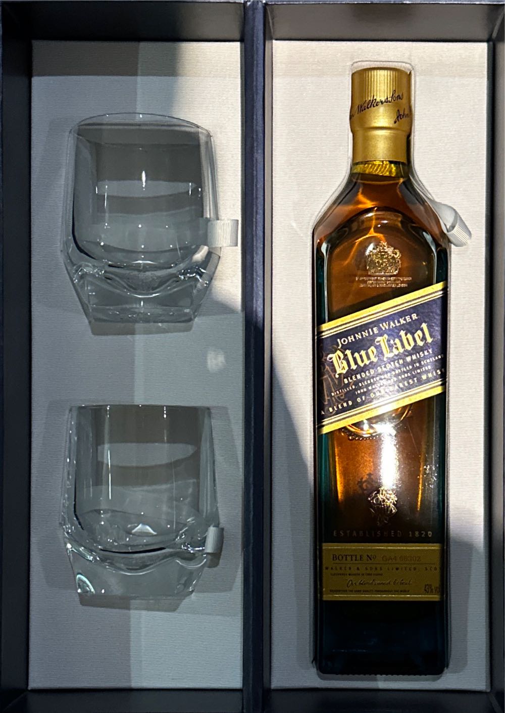 Johnnie Walker Blue Label - Johnnie Walker & Sons (750 mL) alcohol collectible [Barcode 5000267114279] - Main Image 3