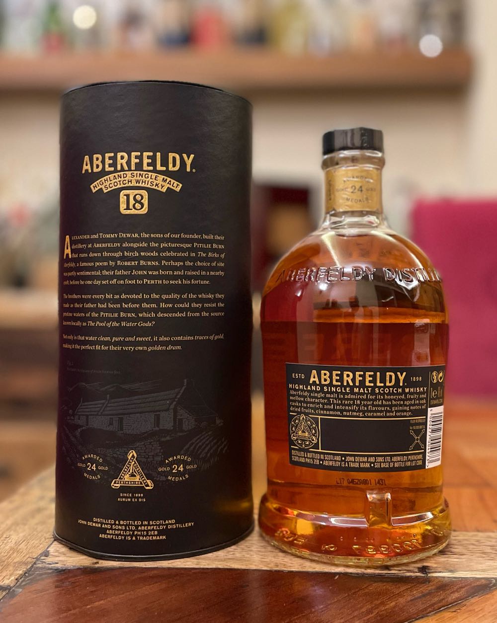 ABERFELDY 18y Travel Exclusive Highland Single Malt Scotch Whisky - John Dewar & Sons, Ltd. (1000 mL) alcohol collectible [Barcode 5000277004973] - Main Image 2