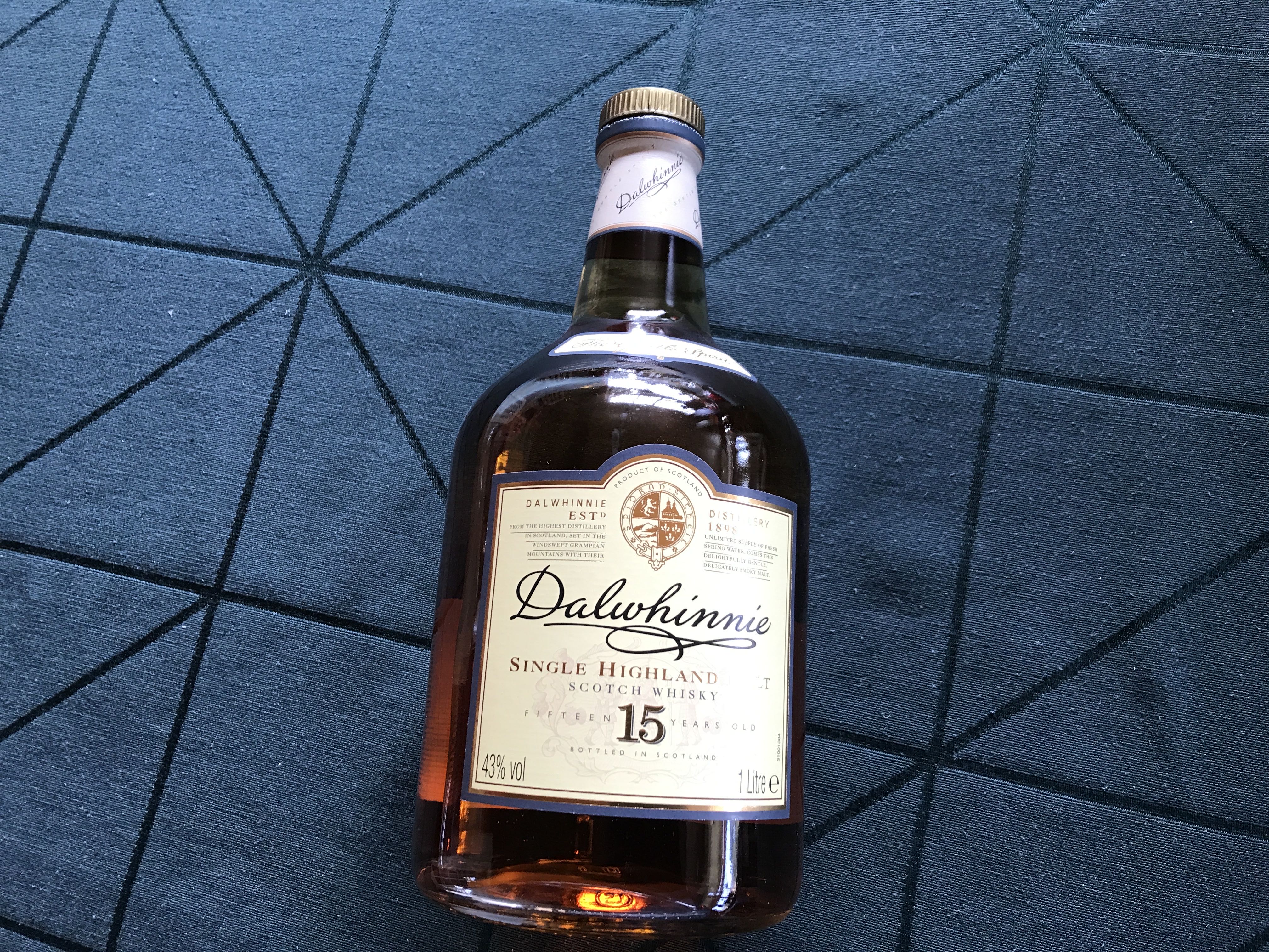 Dalwhinnie Single Highland Malt, 15 Jahre,1 Liter - The Dalwhinnie Distillery (700 mL) alcohol collectible [Barcode 5000281003603] - Main Image 2