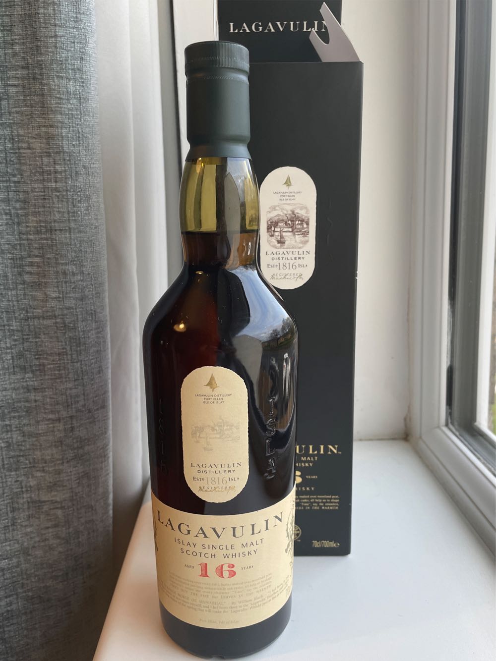 Lagavulin 16 - Lagavulin Distillery (700 mL) alcohol collectible [Barcode 5000281005409] - Main Image 4