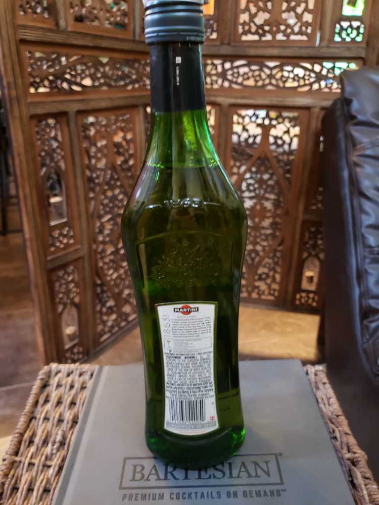 Martini & Rossi Extra Dry Vermouth - Martini & Rossi S.P.A. (750 mL) alcohol collectible [Barcode 011034420054] - Main Image 2