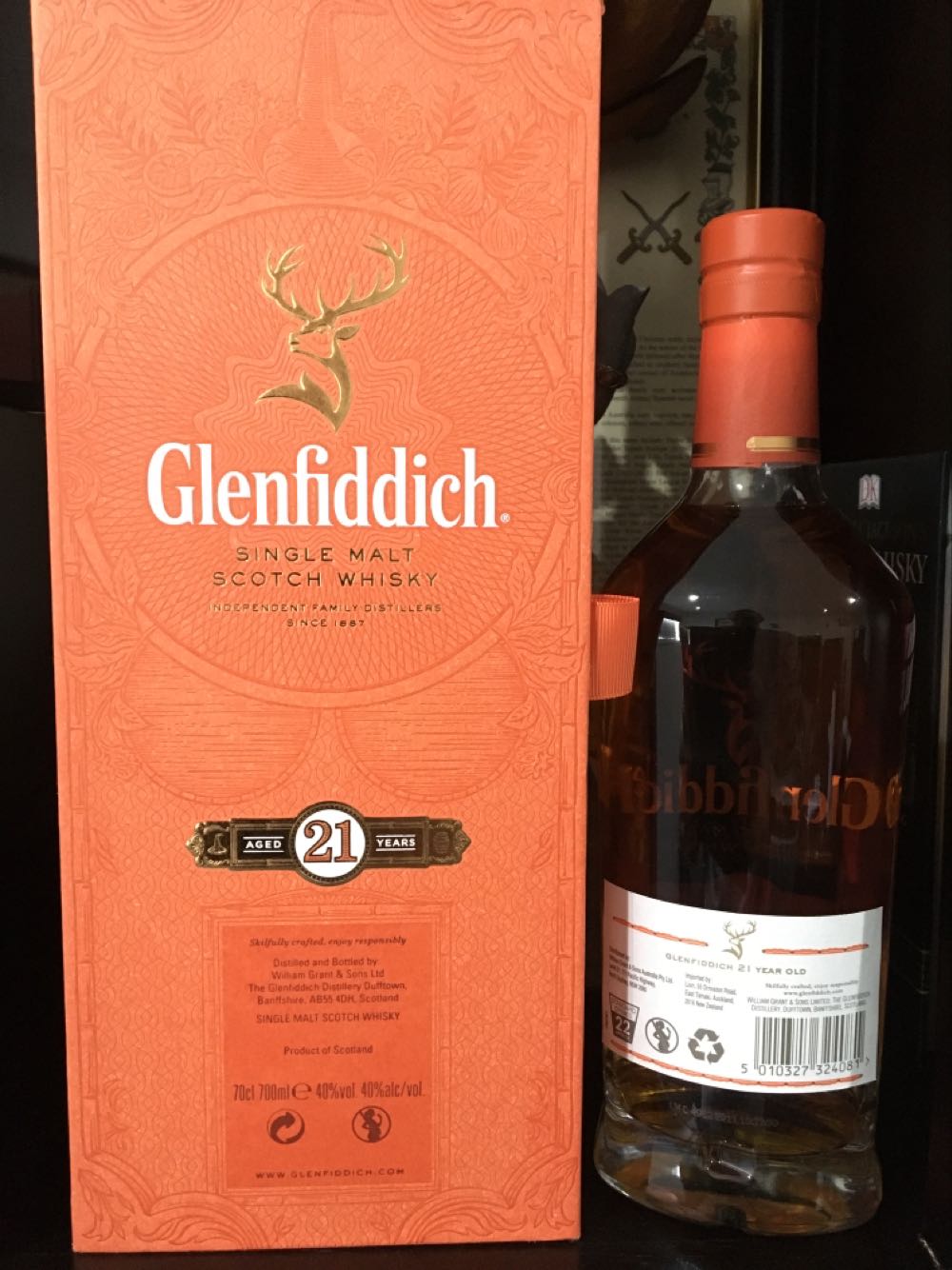 GLENFIDDICH h 21y Reserva Rum Cask Finish Single Malt Scotch Whisky - The Glenfiddich Distillery (700 mL) alcohol collectible [Barcode 5010327324081] - Main Image 3