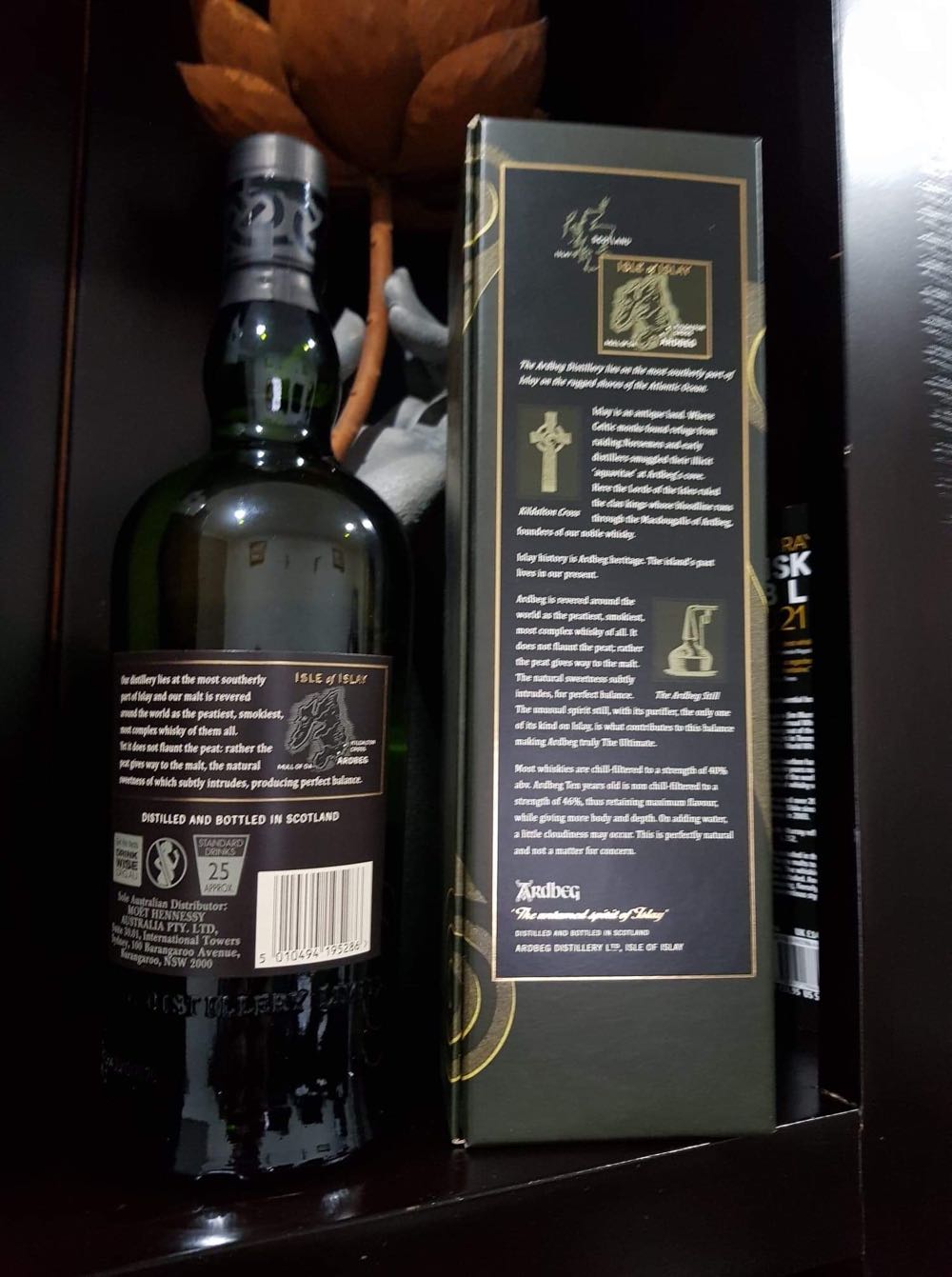 Ardbeg 10Yr - Ardbeg Distillery (700 mL) alcohol collectible [Barcode 5010494195286] - Main Image 4