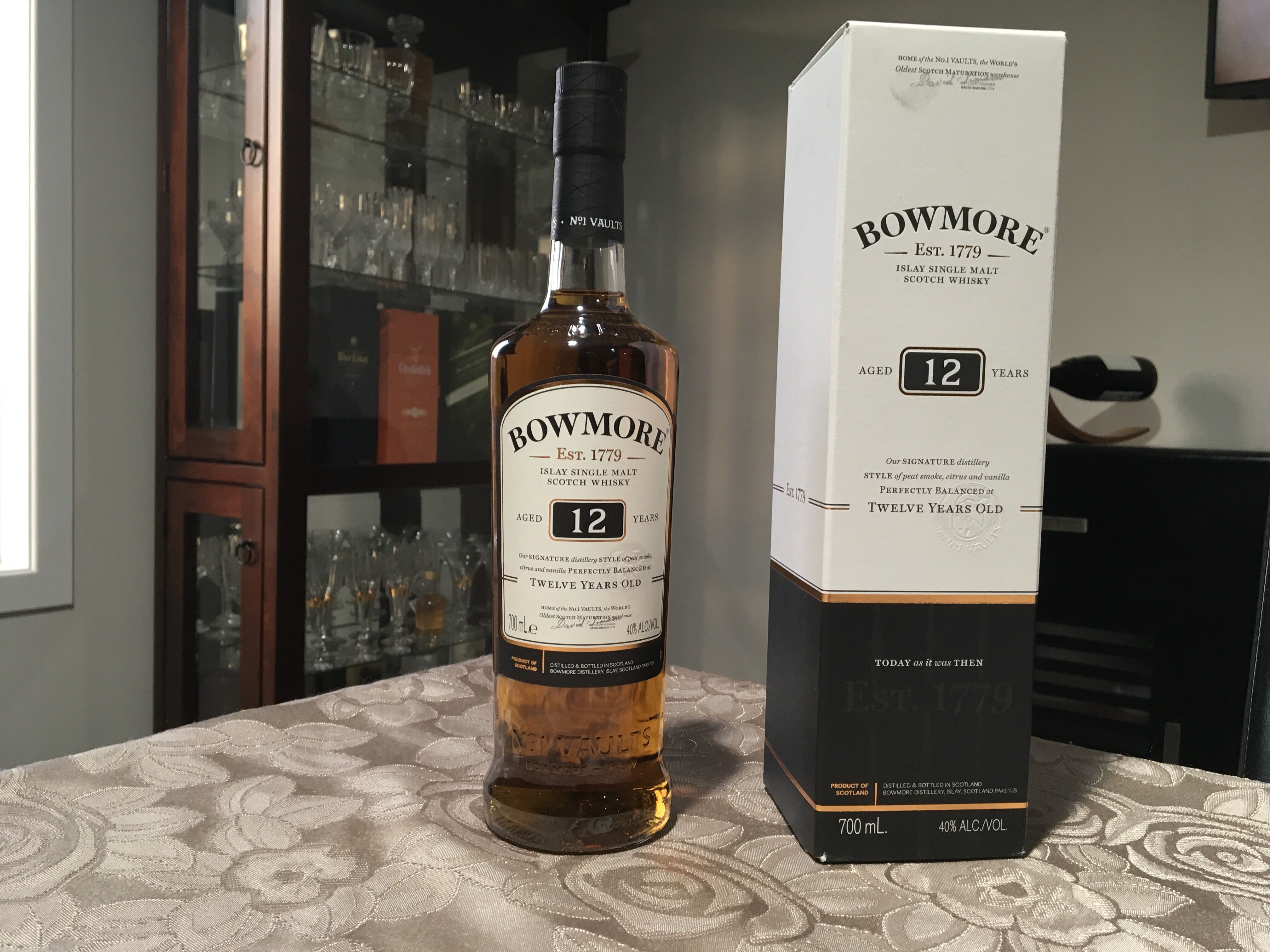 Bowmore Whisky 12 Years - Bowmore Distillery (700 mL) alcohol collectible [Barcode 5010496080818] - Main Image 2