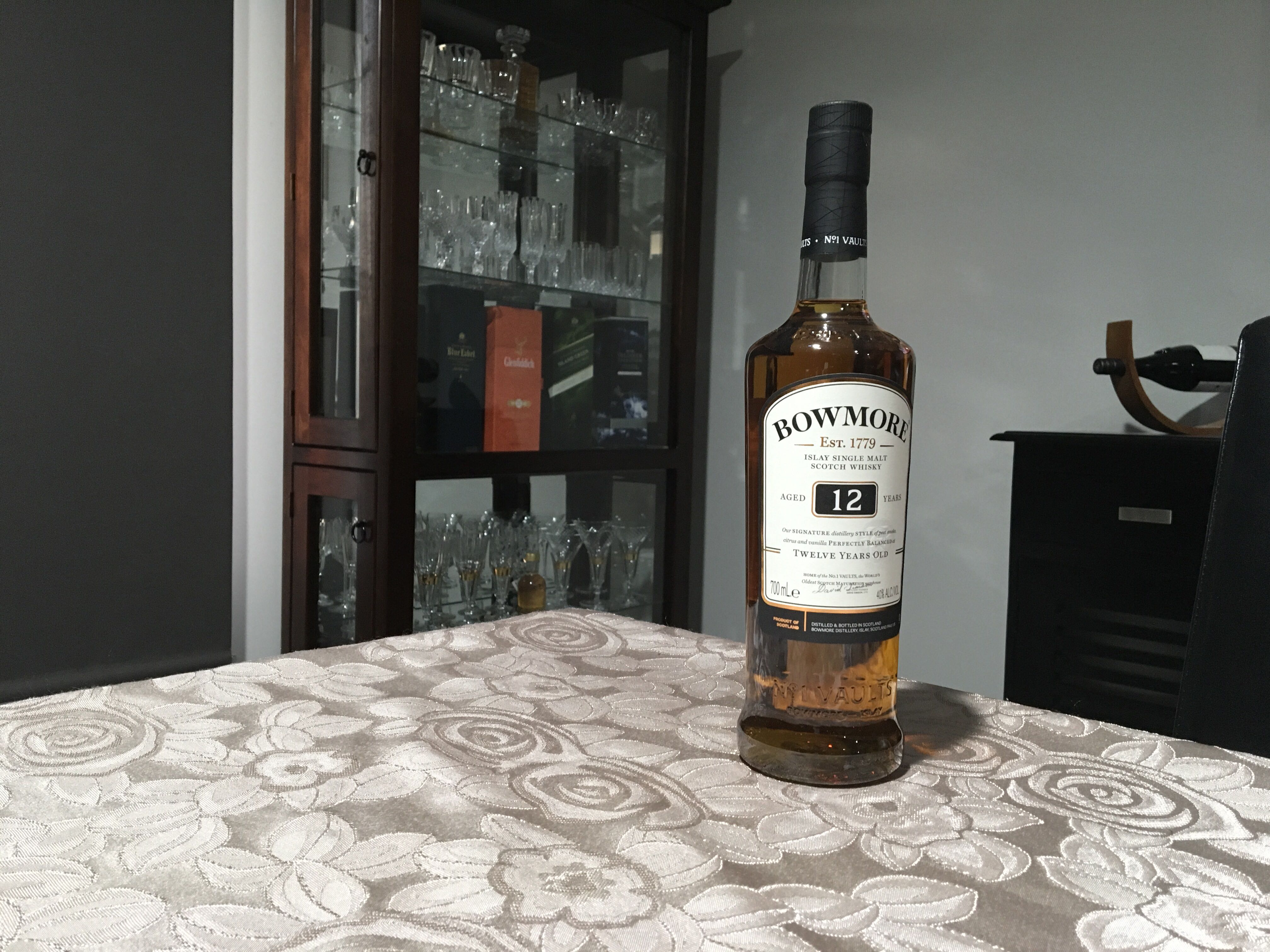 Bowmore Whisky 12 Years - Bowmore Distillery (700 mL) alcohol collectible [Barcode 5010496080818] - Main Image 3