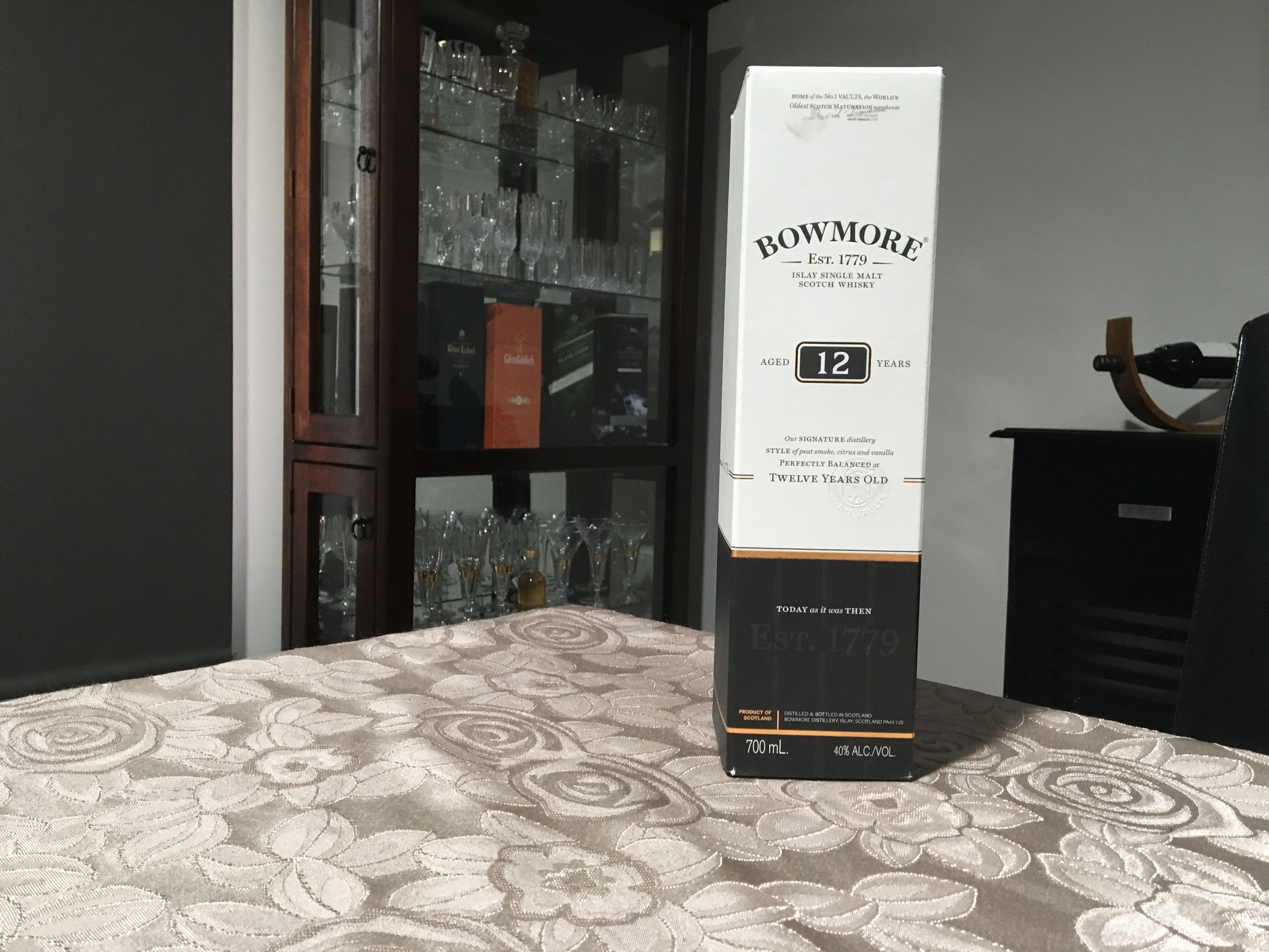 Bowmore Whisky 12 Years - Bowmore Distillery (700 mL) alcohol collectible [Barcode 5010496080818] - Main Image 4