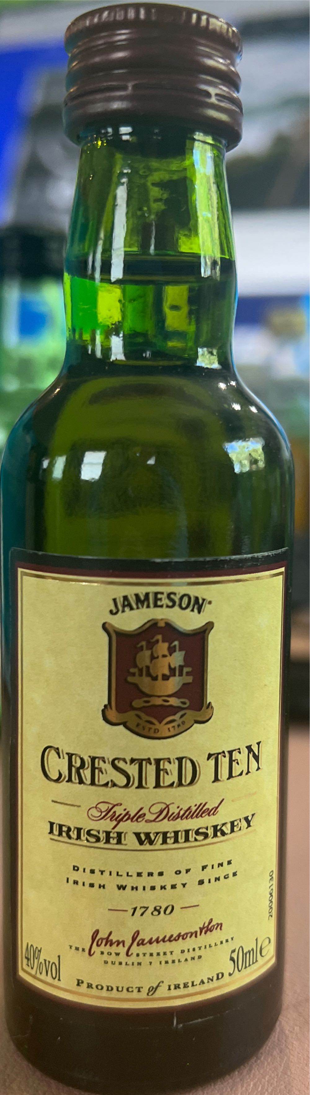 Jameson Crested - John Jameson & Son (700 mL) alcohol collectible [Barcode 5011007003548] - Main Image 3