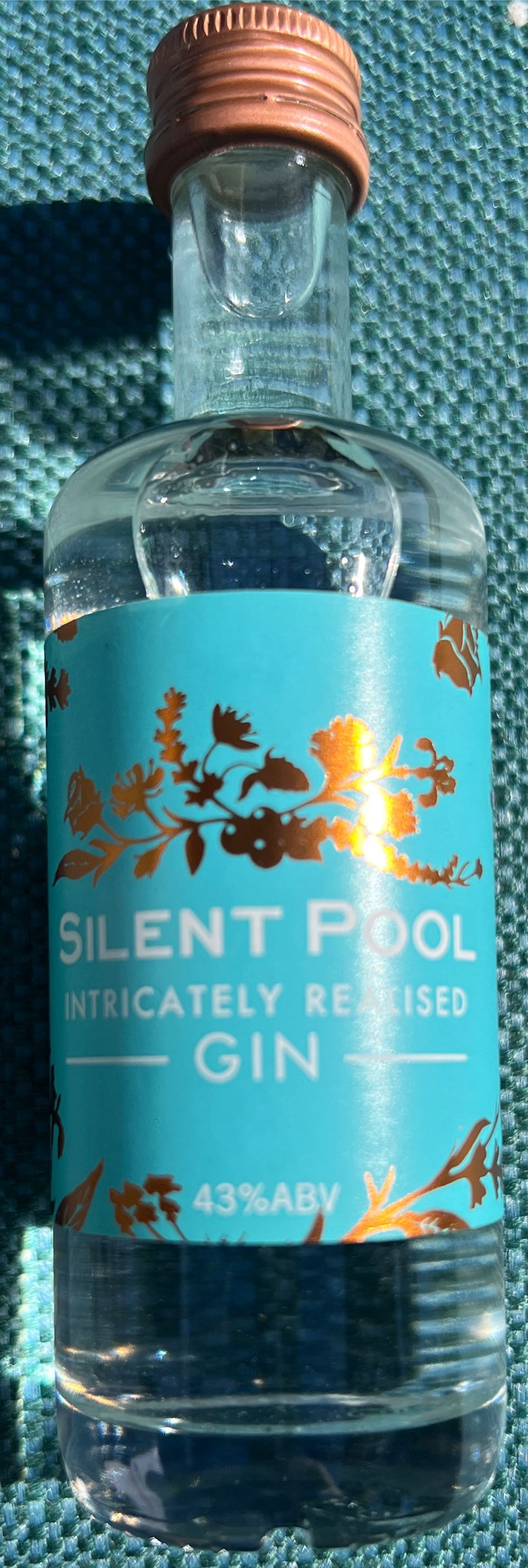 Silent Pool Gin - Silent Pool (700  mL) alcohol collectible [Barcode 5060411480001] - Main Image 3
