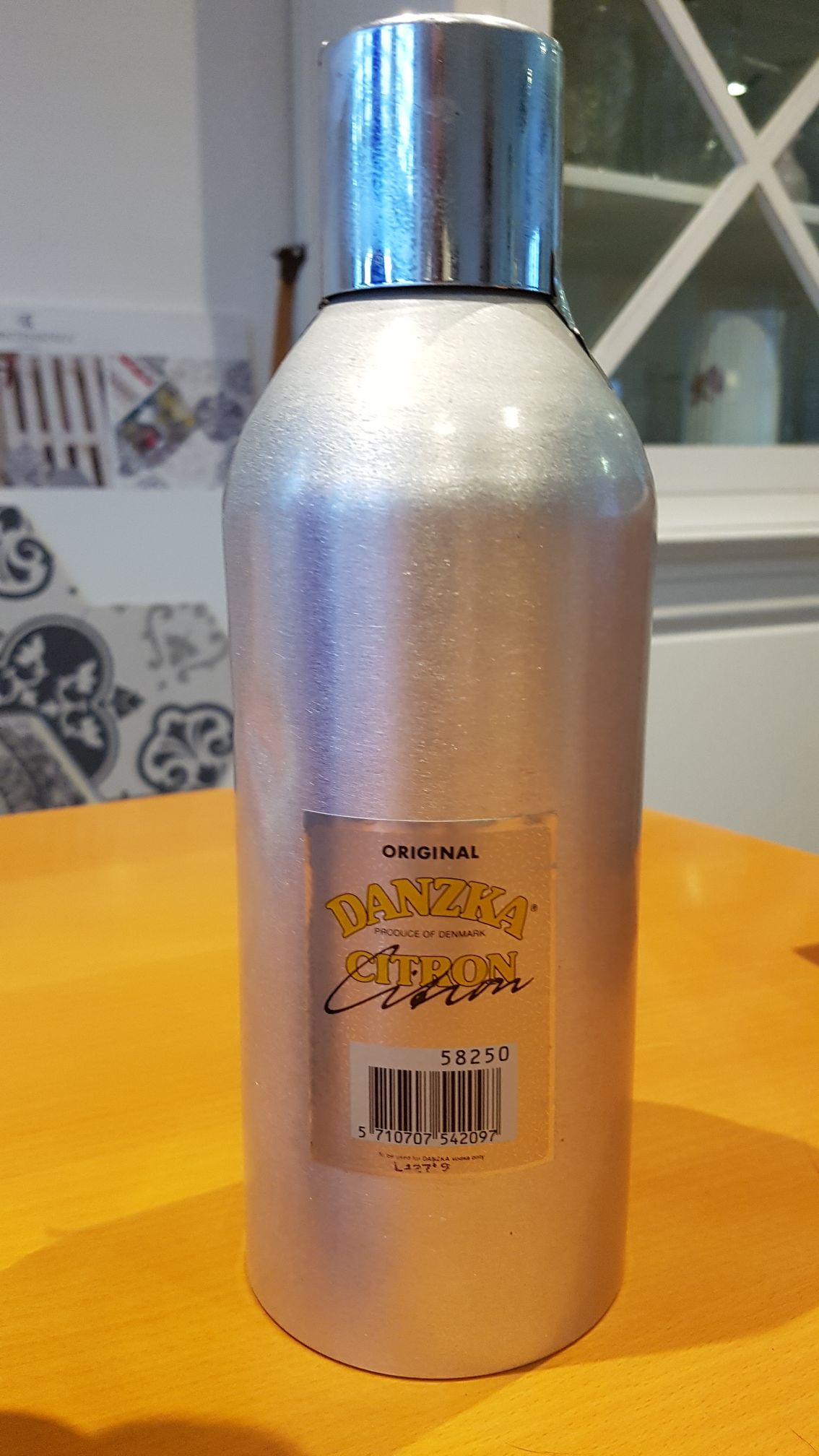 Danzka citron 1000ml 40% denmark - Danzka (1000mL) alcohol collectible [Barcode 5710707542097] - Main Image 2