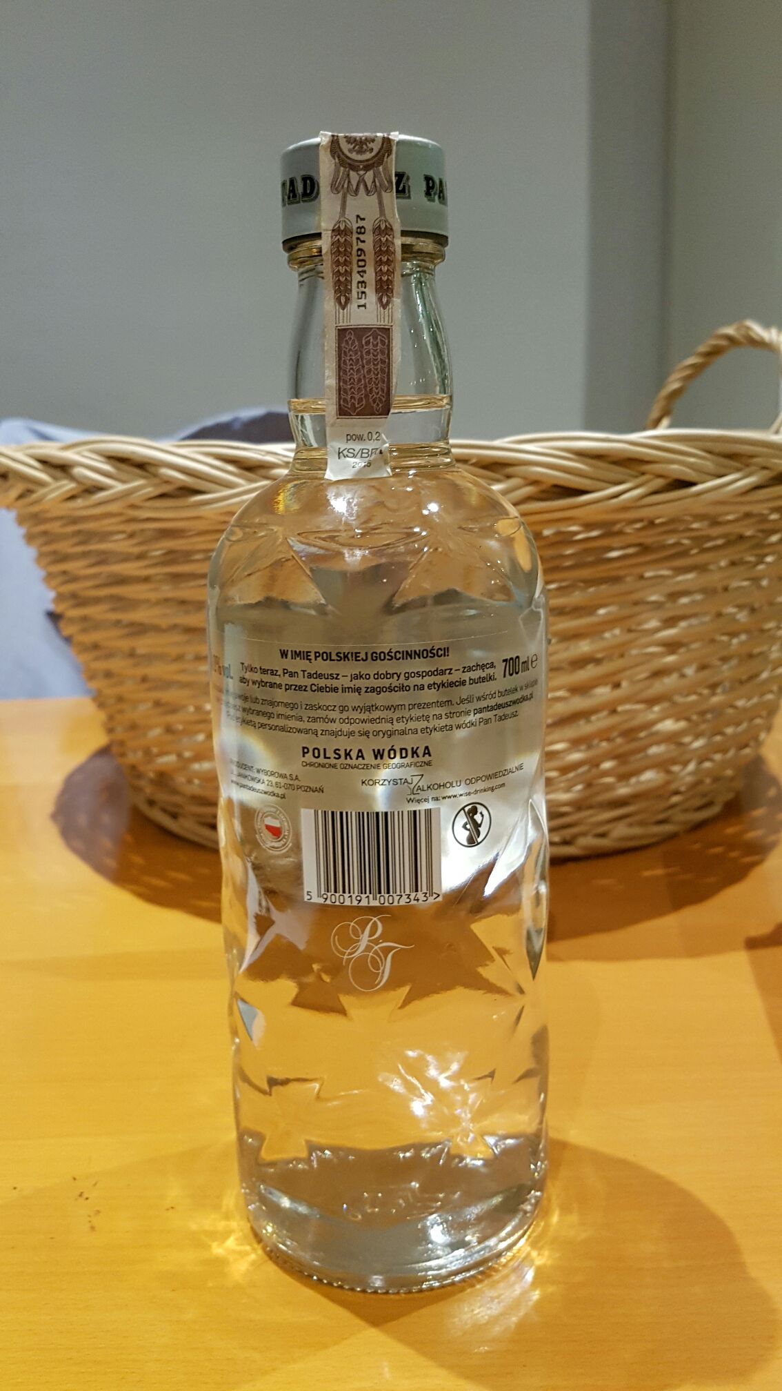 Pan Gospodarz 700ml 40% Poland - Wyborowa SA (700mL) alcohol collectible [Barcode 5900191007343] - Main Image 2