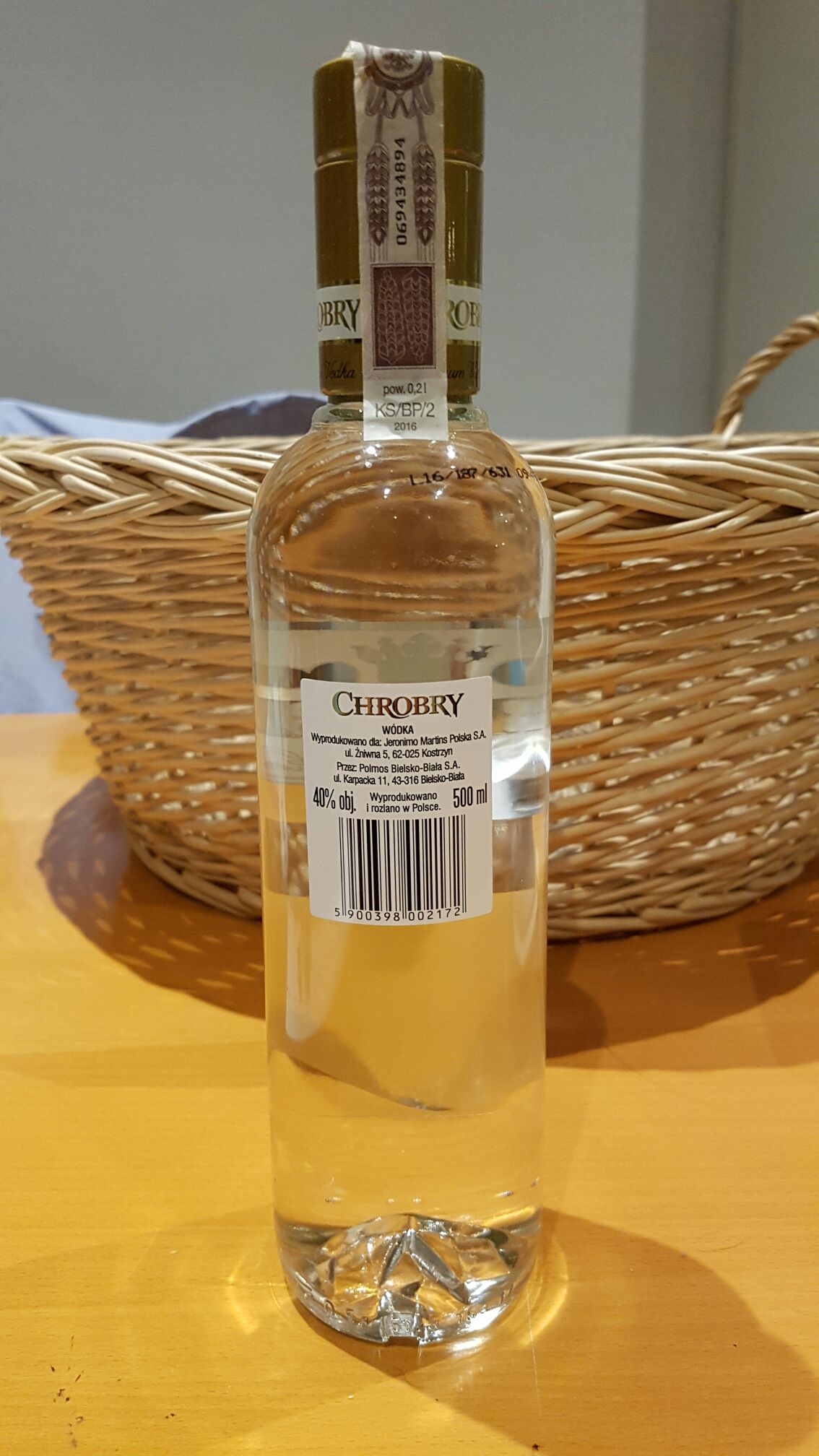 Chrobry Premium Vodka 500ml 40% Poland - Polmos Bielsko-Biata SA (500mL) alcohol collectible [Barcode 5900398002172] - Main Image 2