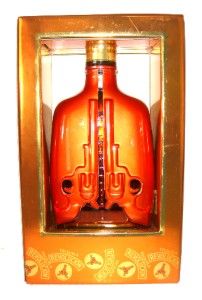 Revolucion Tequila Extra Anejo - Tequila Casacahuin, S.A. de C.V. (750 mL) alcohol collectible [Barcode 602831951409] - Main Image 2