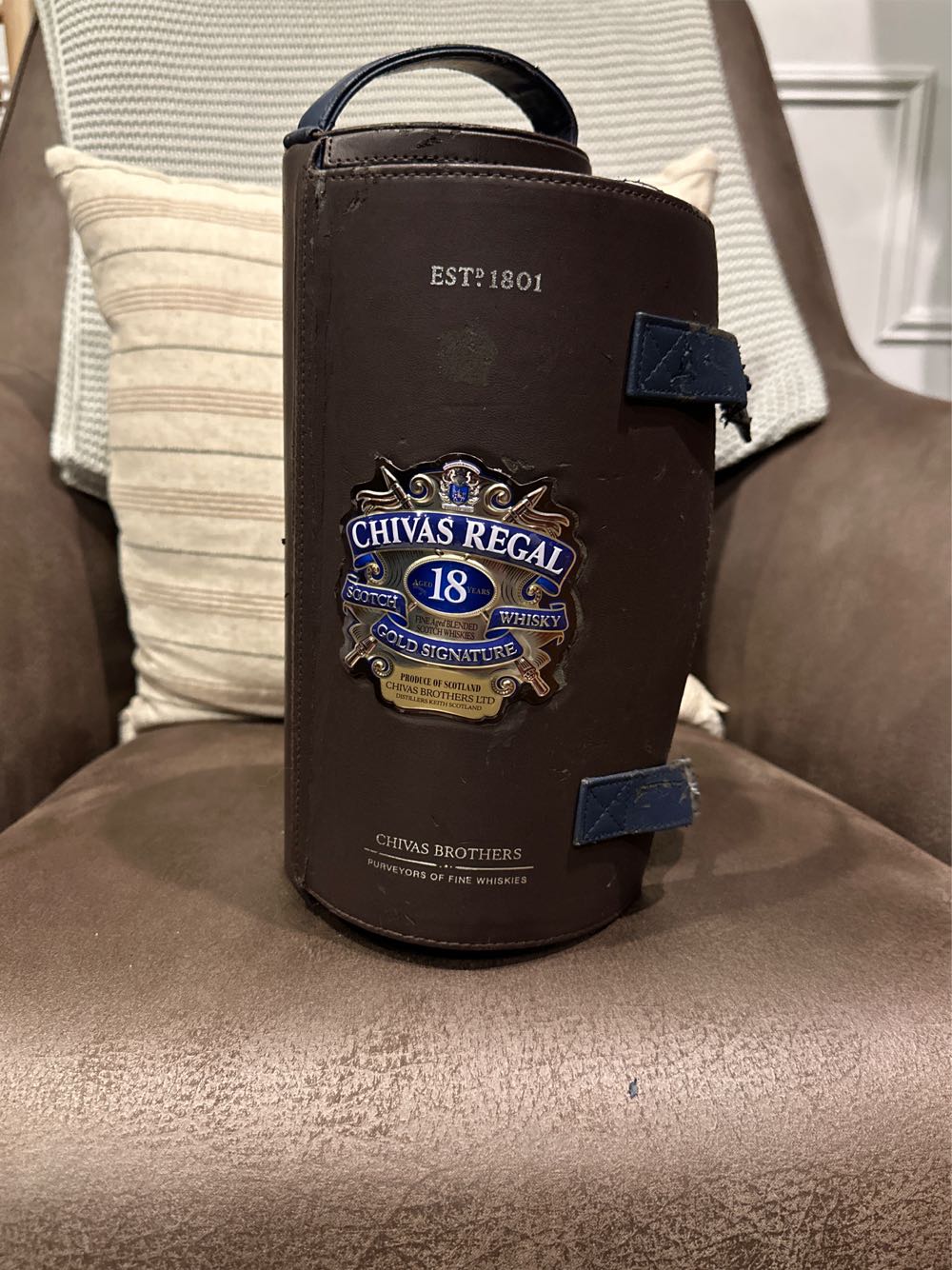 Chivas Regal 18 - Chivas Brothers Ltd. (750 mL) alcohol collectible [Barcode 080432400487] - Main Image 4