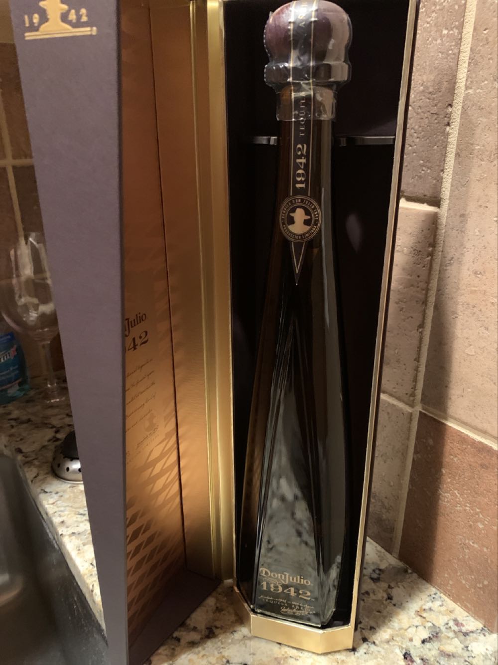 Don Julio 1942 - Diageo México Operaciones, S.A.De C.V. (750 mL) alcohol collectible [Barcode 674545000322] - Main Image 2