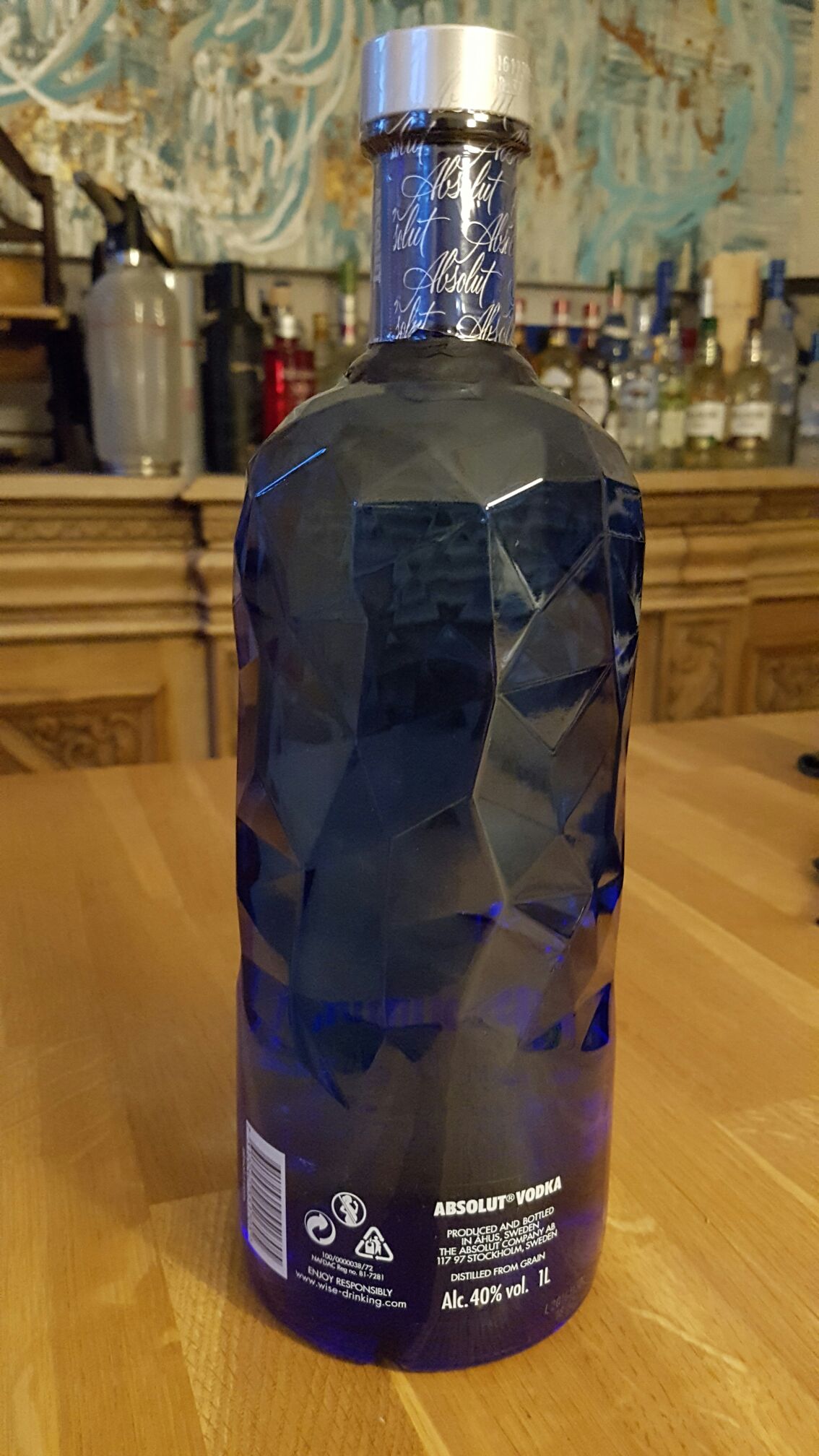 Absolut Facet 1000ml - The Absolut Company Sweden (100mL) alcohol collectible [Barcode 7312040551705] - Main Image 2