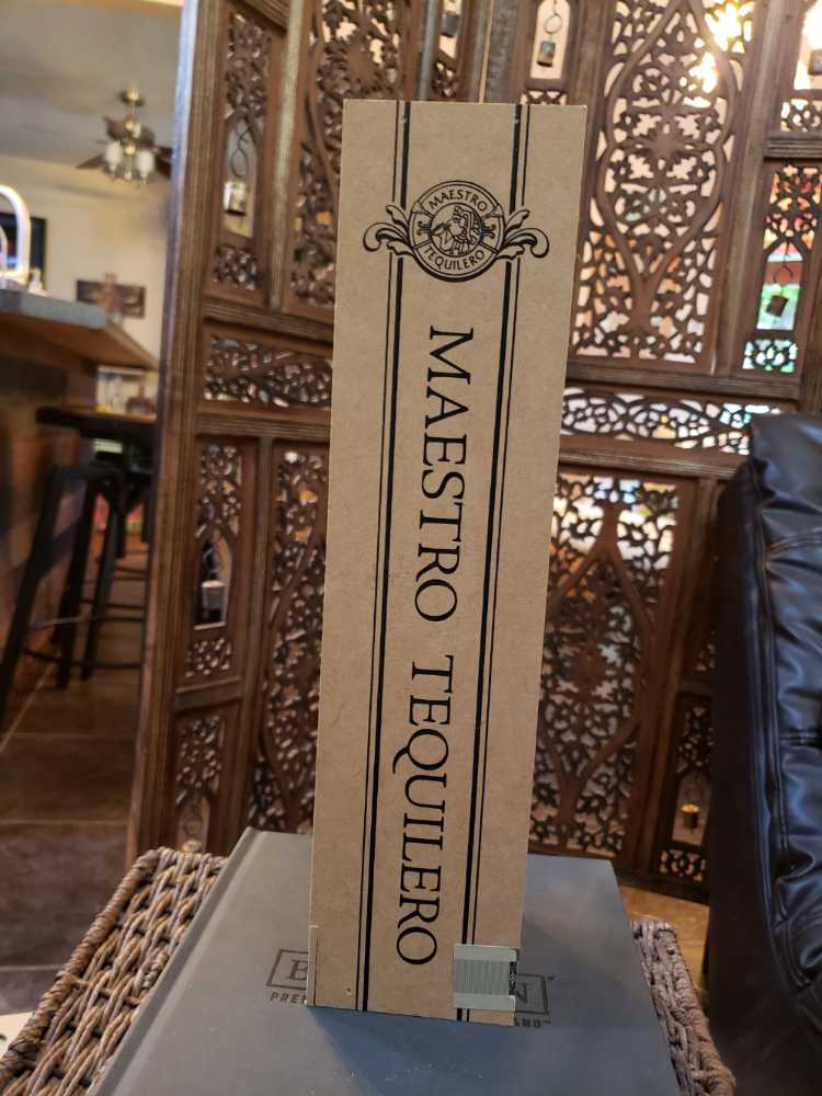 Maestro Tequilero Tequila Añejo Clásico - La Rojeña Distillery (Casa Cuervo, S.A. de C.V.; NOM 1122) (750 mL) alcohol collectible [Barcode 7501035014220] - Main Image 2