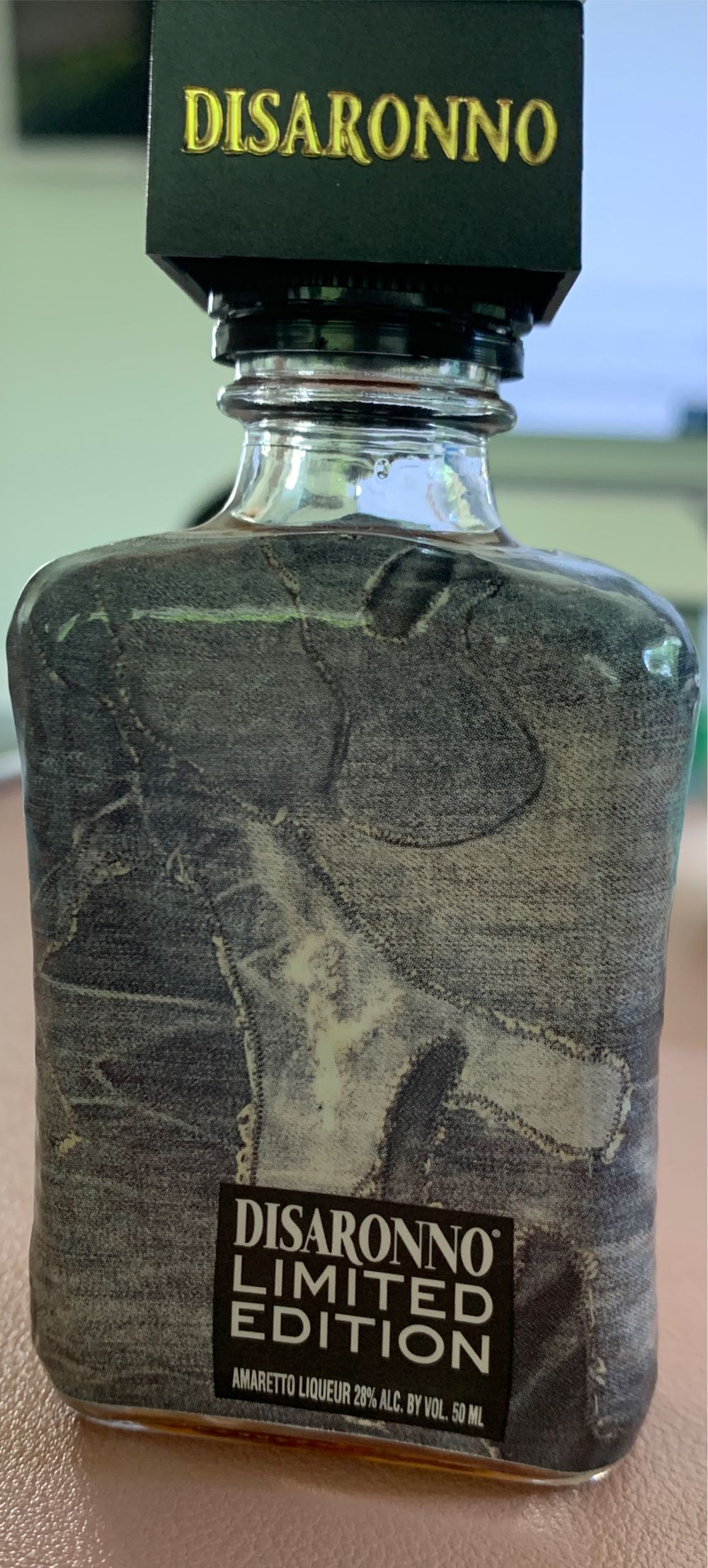 Disaronno Originale - Illva Saronno (700 mL) alcohol collectible [Barcode 8001110016303] - Main Image 2