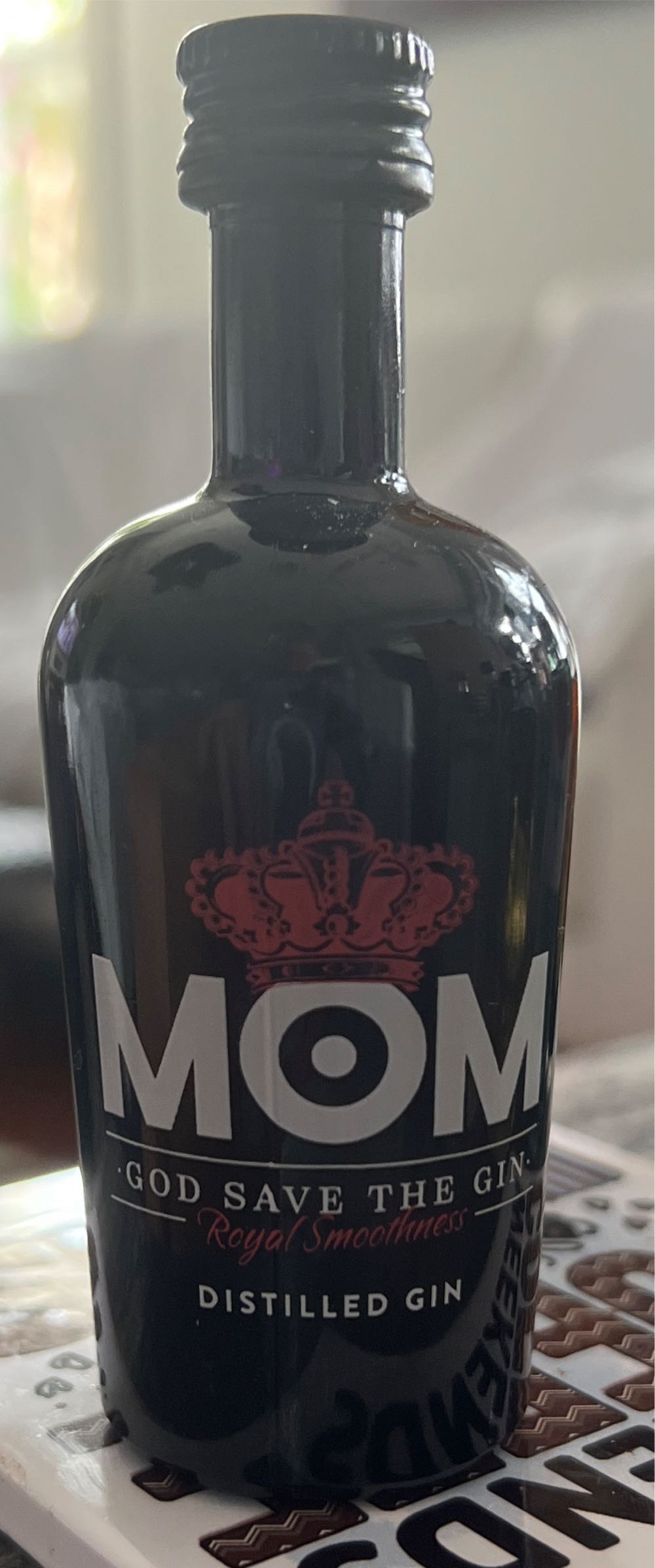 Mom Gin - Gonzalez Byass Distribucion (700 mL) alcohol collectible [Barcode 8410023032230] - Main Image 2