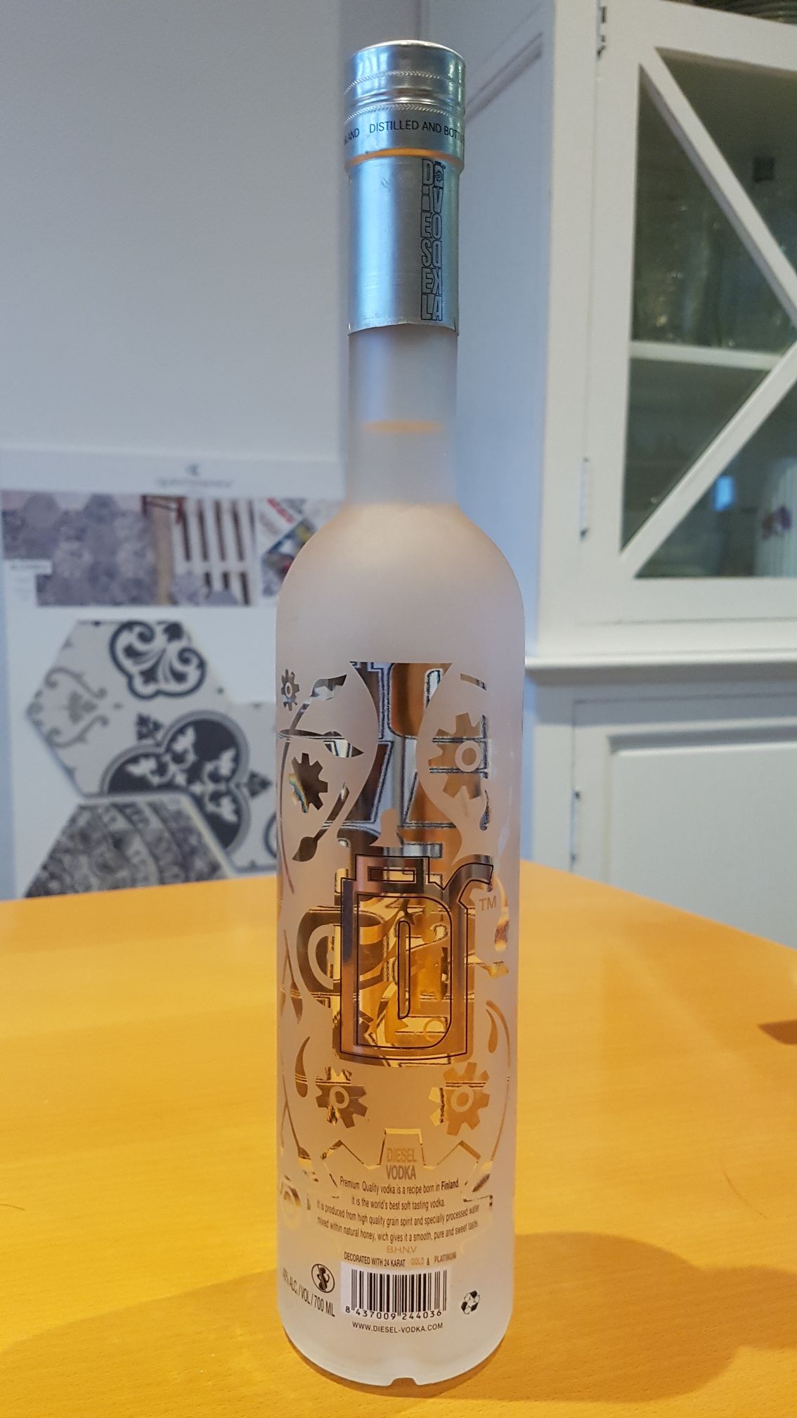 Diesel vodka 700ml 40% Finland - Diesel (700mL) alcohol collectible [Barcode 8437009244036] - Main Image 2