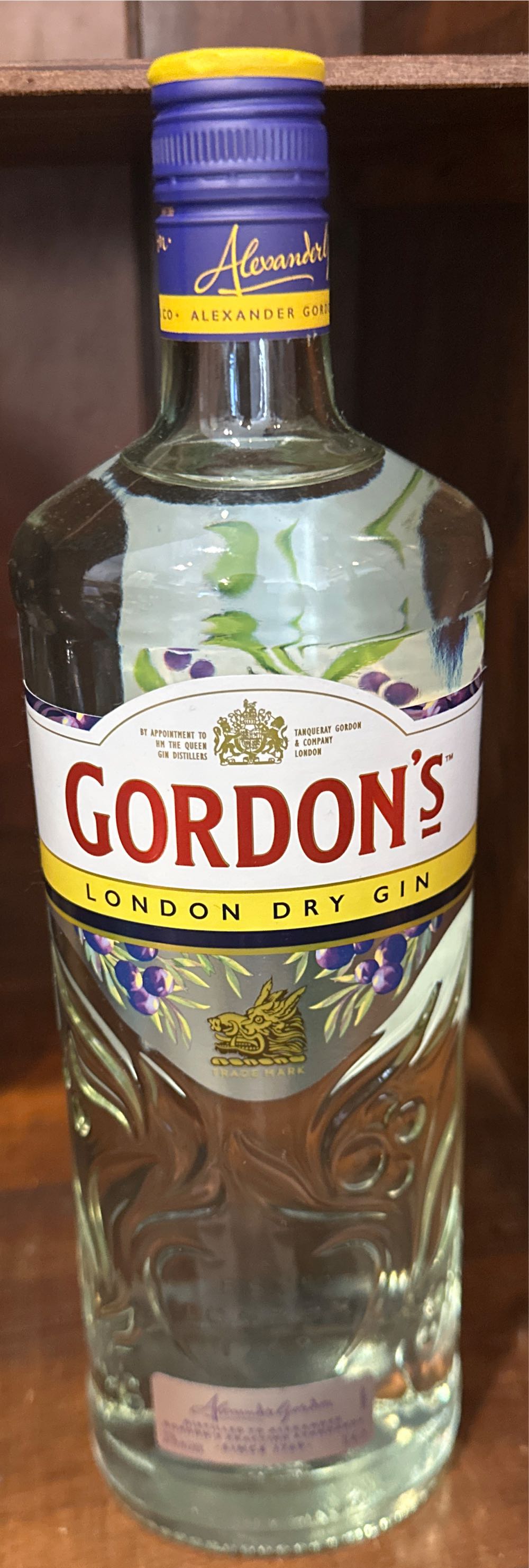 Gordon’s Dry Gin - Diageo Distillery (1 L) alcohol collectible [Barcode 9310495067664] - Main Image 2