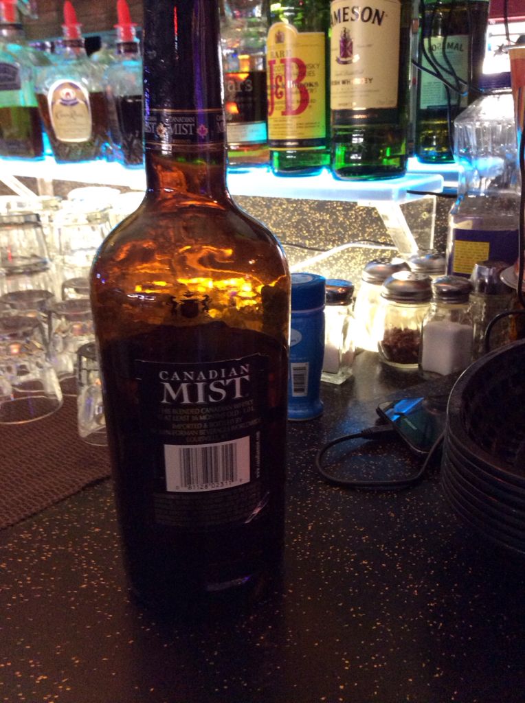 Canadian Mist - Canadian Cub Import Co (750 mL) alcohol collectible - Main Image 2