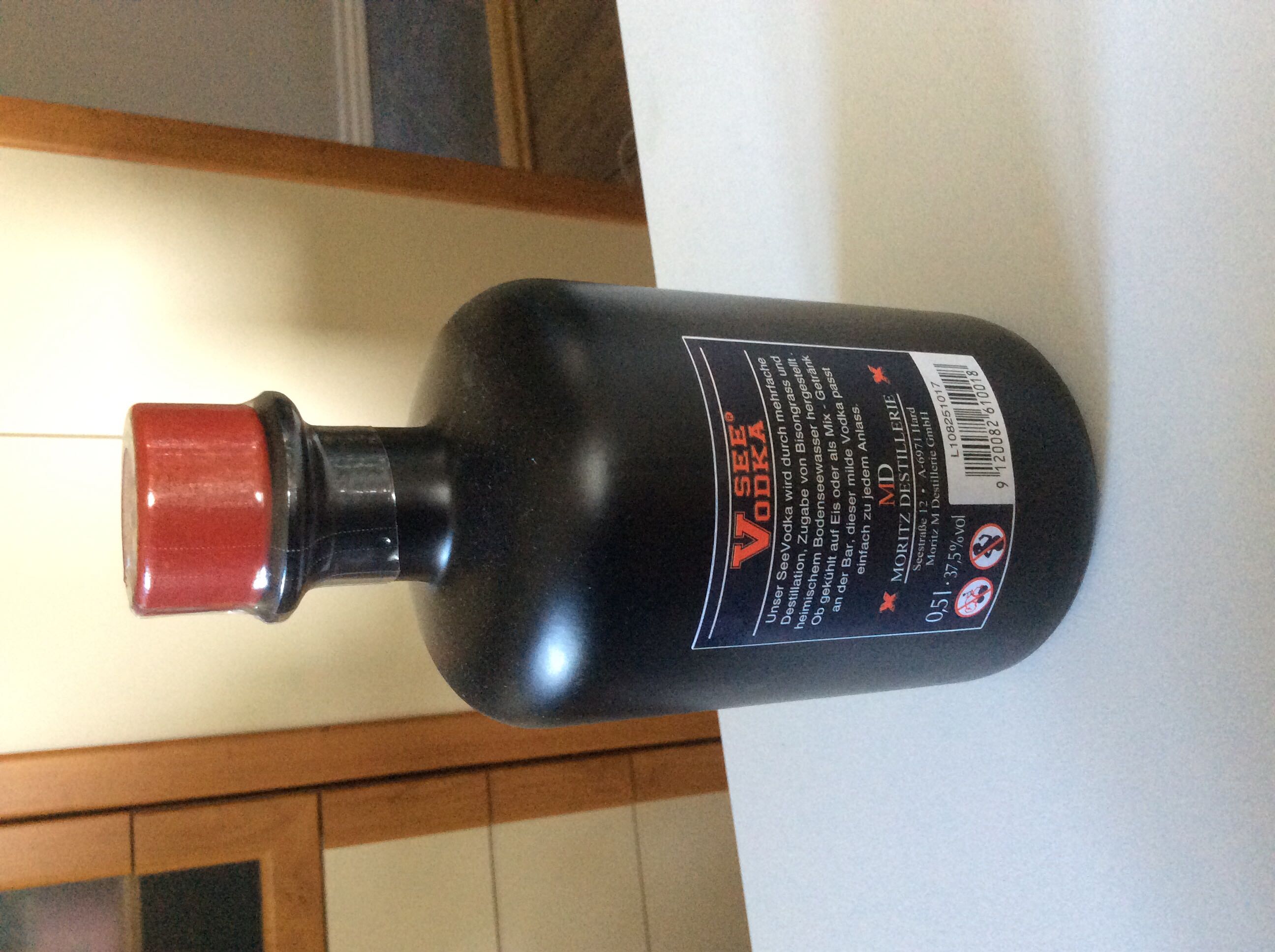 See Vodka 500ml 37.5% Austria - Moritz M Destillerie Gmbh (500 mL) alcohol collectible [Barcode 9120082610018] - Main Image 2