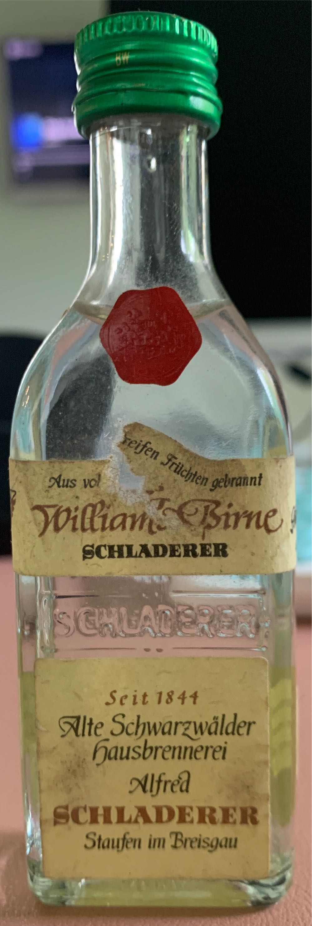 Williams Birne Schnaps - Freihof Destillerie alcohol collectible [Barcode 9002280048056] - Main Image 2