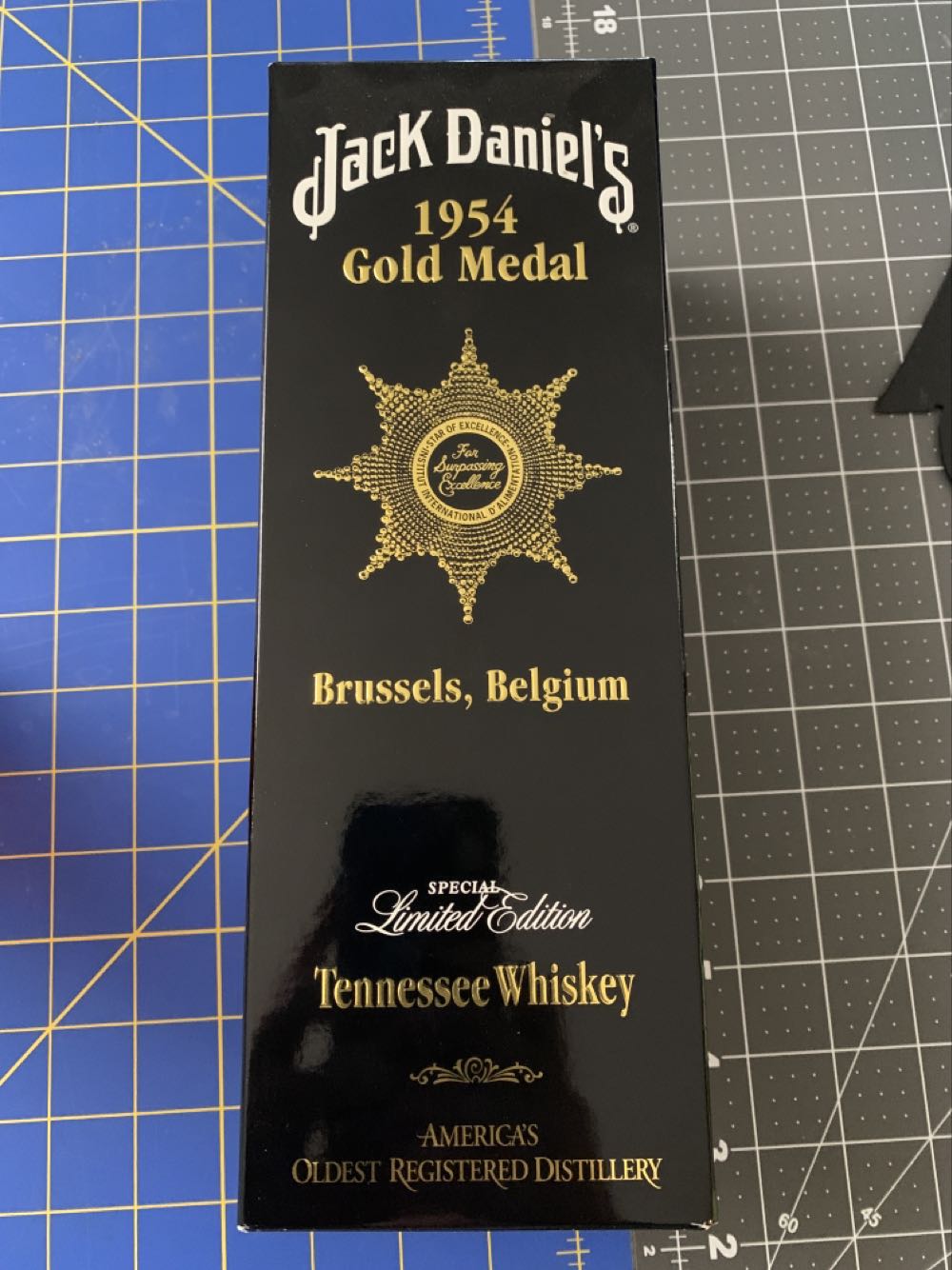 Jack Daniel Gold Medal 1954 - Jack Daniel Distillery (750 mL) alcohol collectible [Barcode 082184084823] - Main Image 3