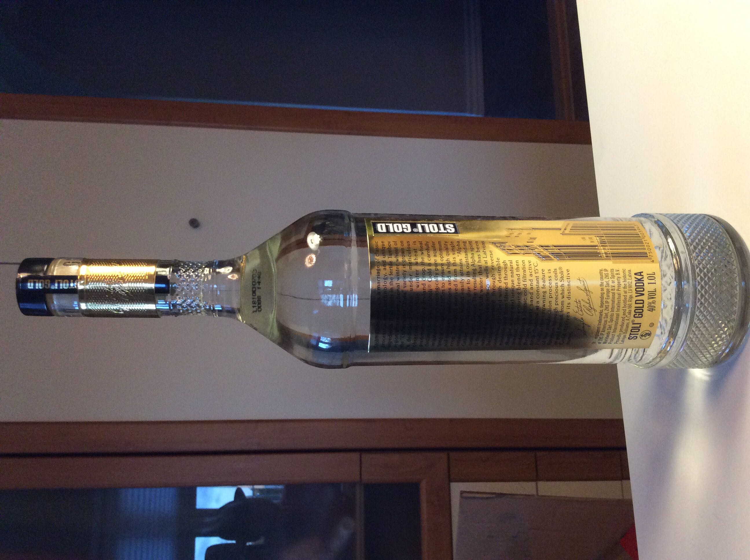 Stoli Gold Vodka 1000ml 40% Lithuania - Stolichnaya (1000 mL) alcohol collectible [Barcode 4750021003943] - Main Image 2
