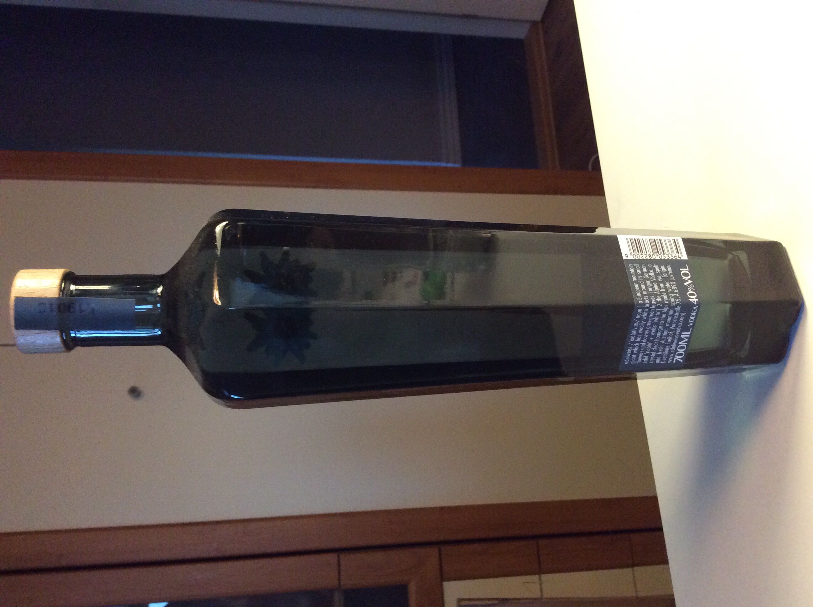 Edelweiss Vodka 700ml 40% Austria - Destillerie Freihof (700 mL) alcohol collectible [Barcode 9002280053364] - Main Image 2