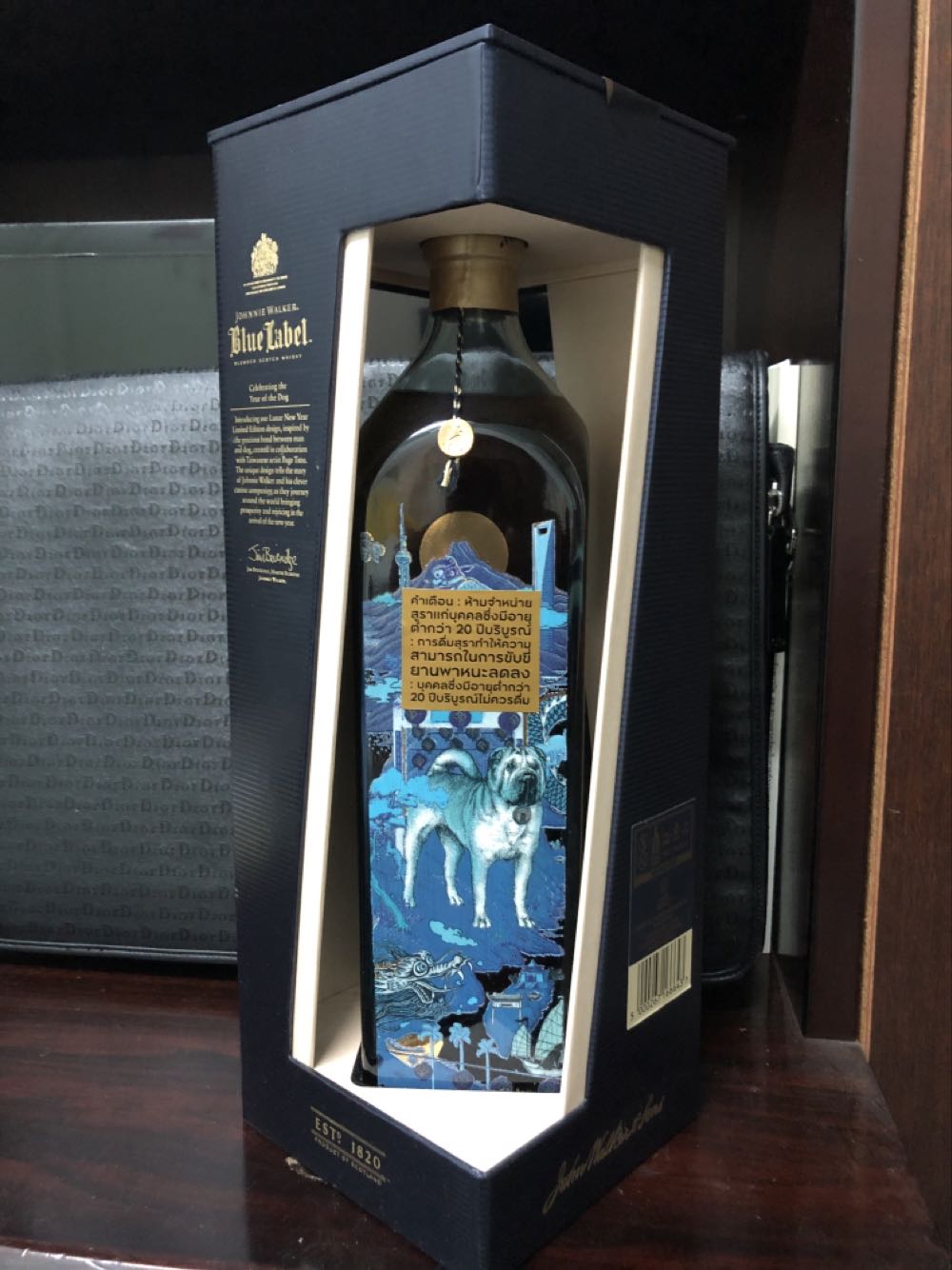 Blue Label - Johnnie Walker (1000 mL) alcohol collectible - Main Image 2