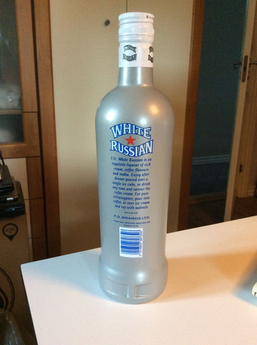 White Russian Classic 700ml 17% UK - F. D. Brands LTD (700 mL) alcohol collectible [Barcode 5019892807326] - Main Image 2