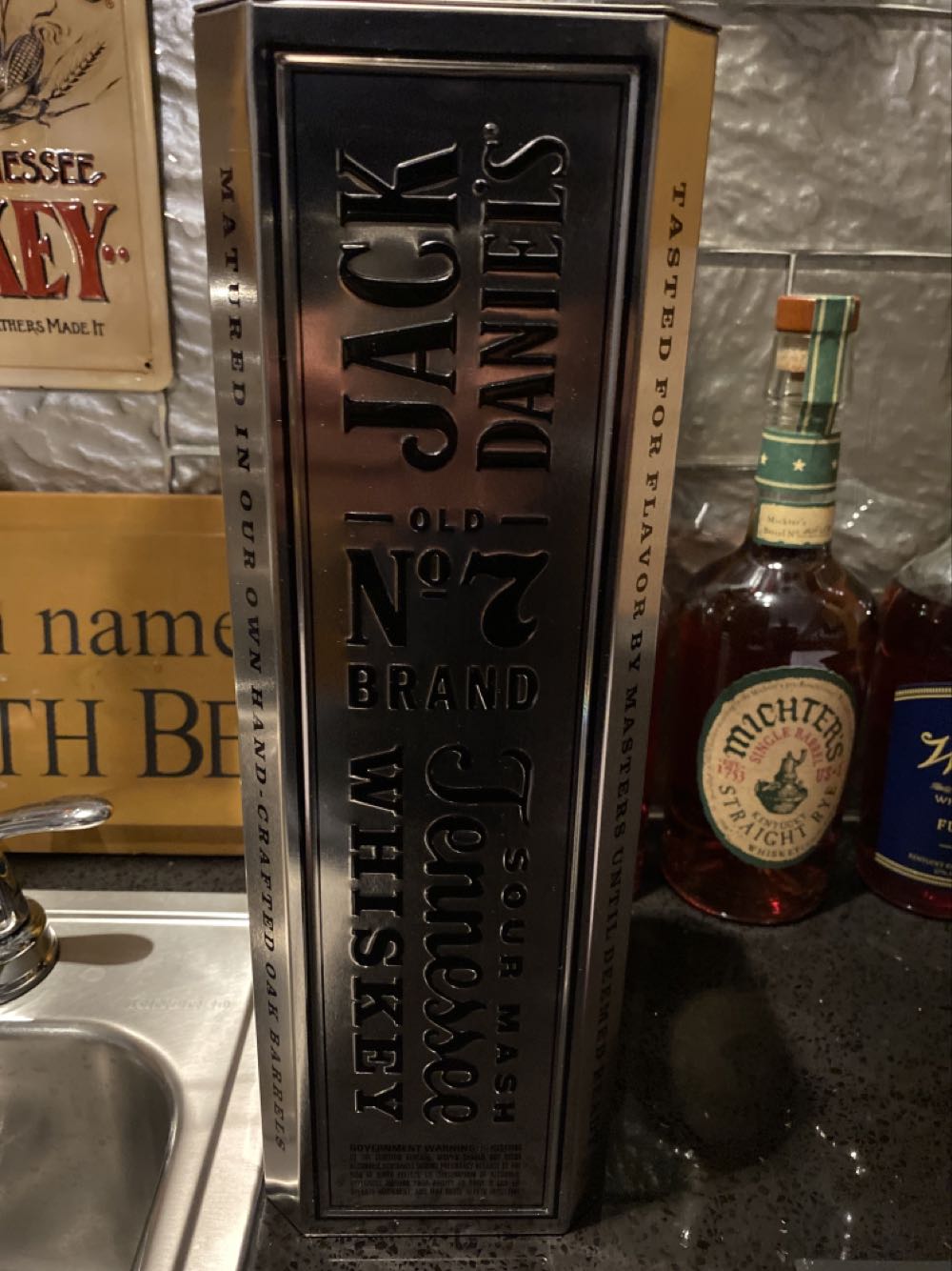 Jack Daniels Gift Tin Limited Edition - Jack Daniel Distillery (1.75 L) alcohol collectible [Barcode 082184259405] - Main Image 2