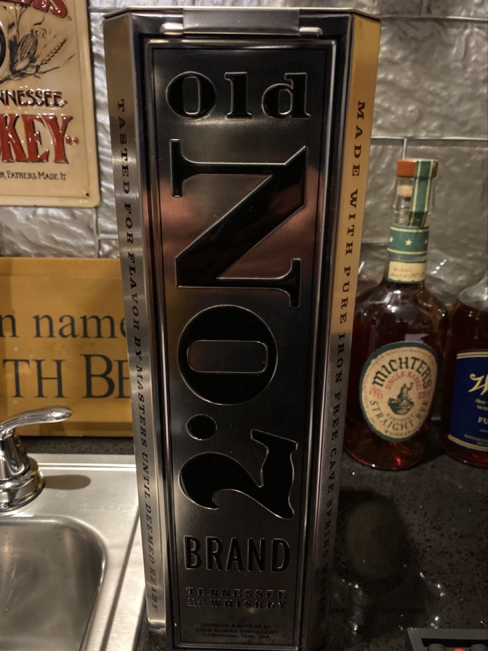 Jack Daniels Gift Tin Limited Edition - Jack Daniel Distillery (1.75 L) alcohol collectible [Barcode 082184259405] - Main Image 3