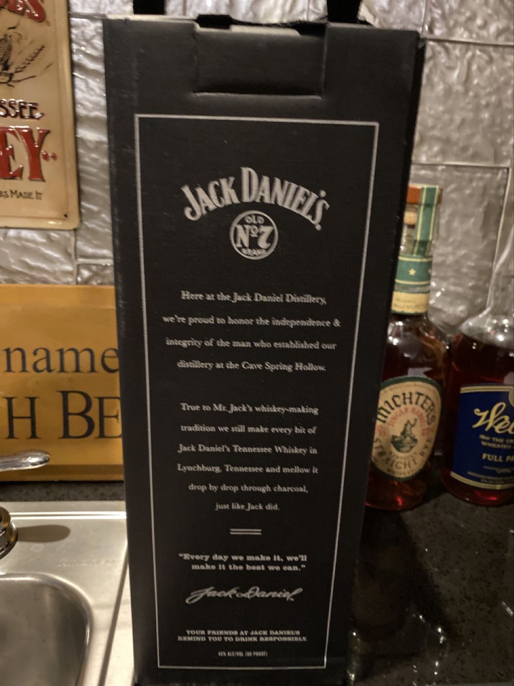 Jack Daniel’s Old No 7 Travel Kit - Jack Daniel‘s Distillery (1.75 L) alcohol collectible [Barcode 082184203361] - Main Image 2