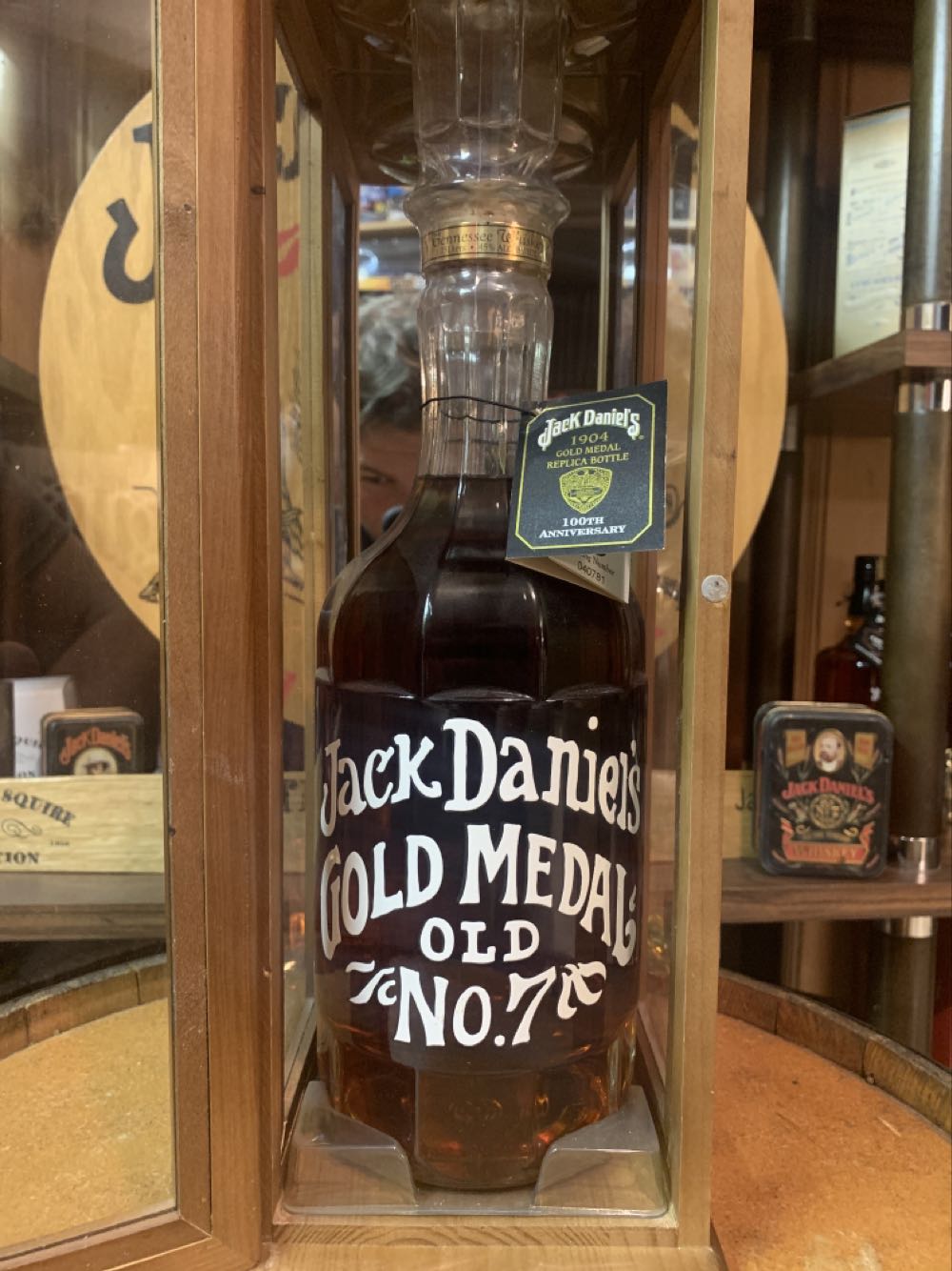 Jack Daniels Gold Medal 1904 Replica - Jack Daniel Distillery (1.75 L) alcohol collectible [Barcode 082184083956] - Main Image 2