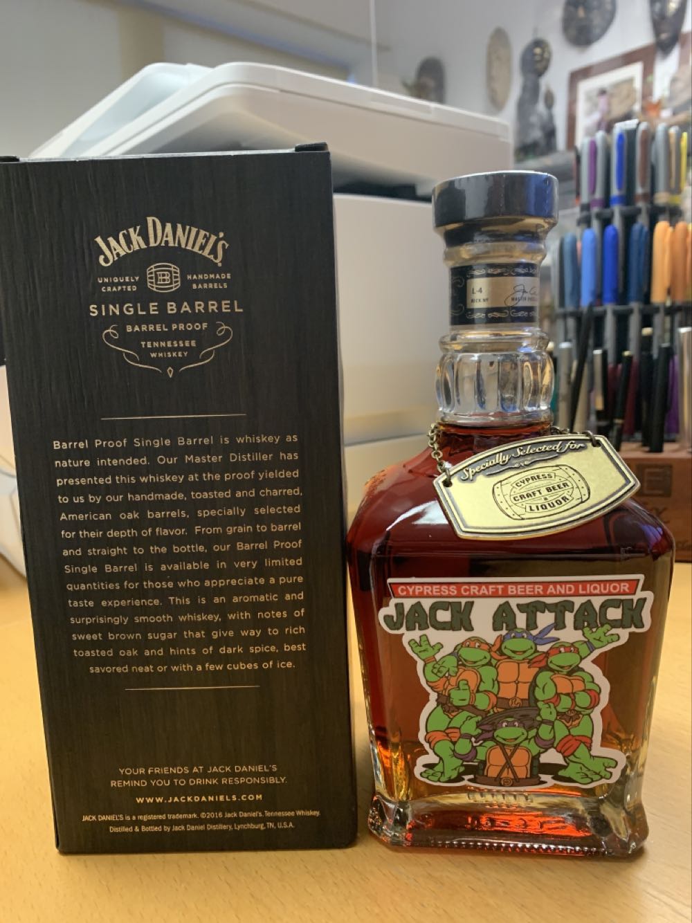 Jack Daniels Gold Medal 1904 Replica - Jack Daniel Distillery (1.75 L) alcohol collectible [Barcode 082184083956] - Main Image 4