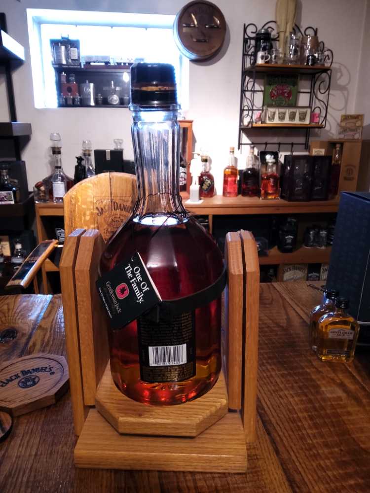 Gentleman Jack - Gen 3 - Jack Daniel‘s Distillery (1.75 L) alcohol collectible [Barcode 082184084007] - Main Image 2